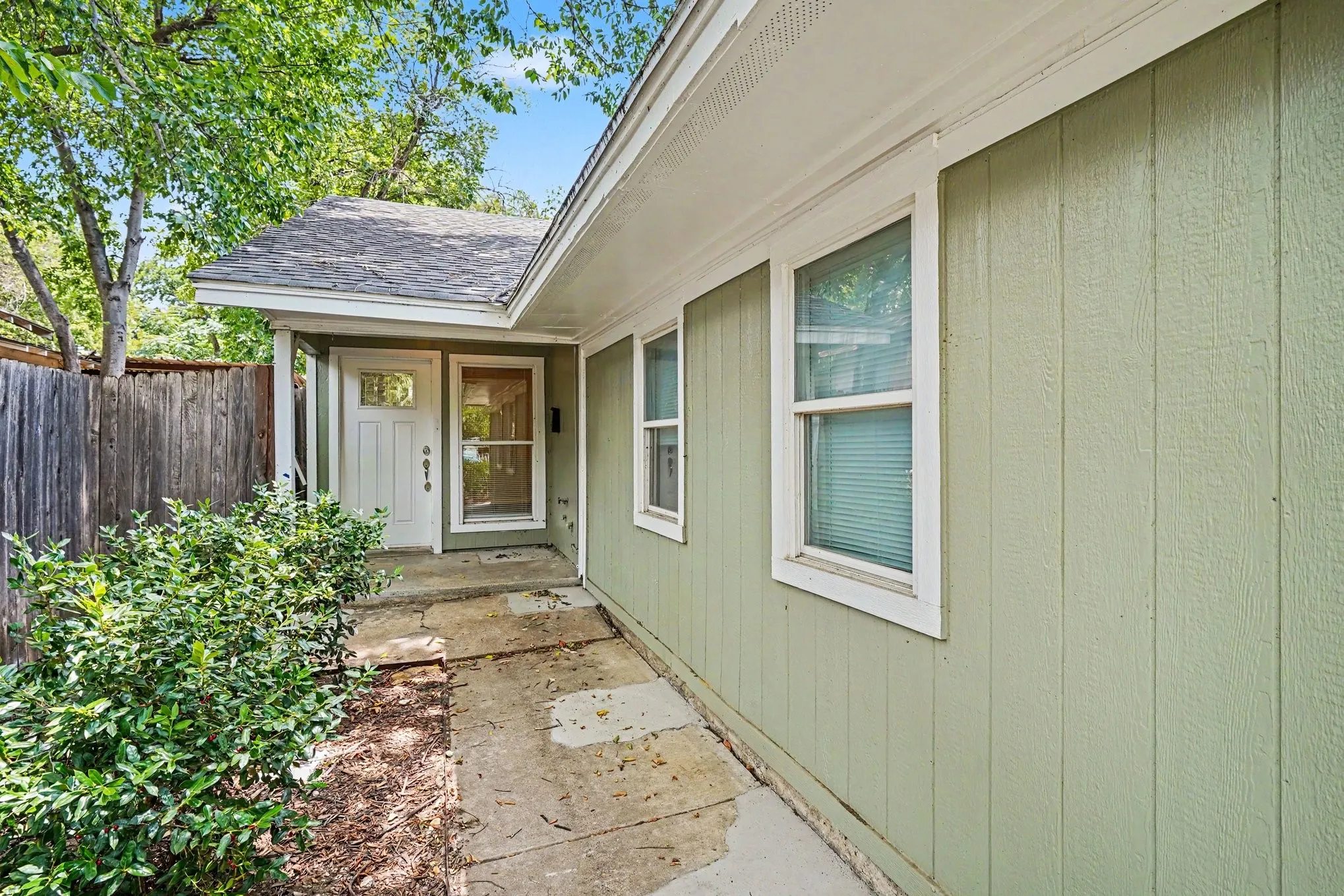Duplex For Rent in Tarrant County , 1811 Lipscomb Street, Fort Worth, Texas 76110, 2 Bedroom, 1 Bathroom, 1 Garage spaces, 1,550 Sqft, built in 1985, mls#21323348, Real Estate Agent in Fort Worth, Homes For Rent in Tarrant county, Homes For Rent in Fort Worth, Realtor in Fort Worth Texas, Real Estate Brokerage Independent Realty Texas, Luminita Cordes Realtor