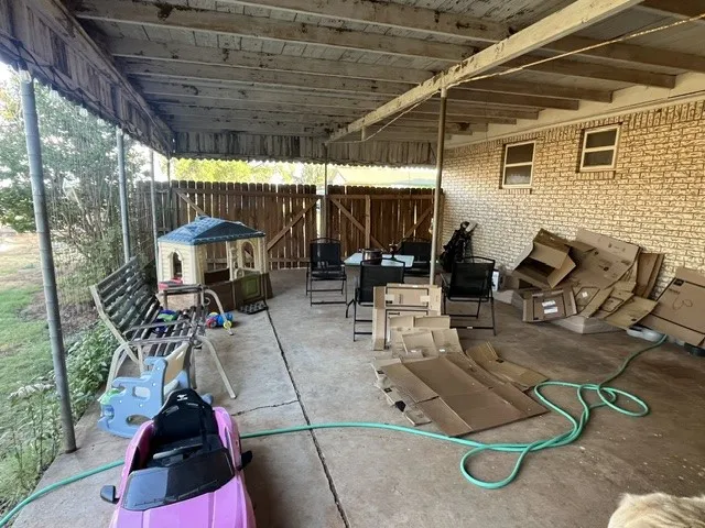 2x attached carport doubles as covered patio