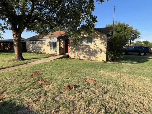 Single Family Residence For Sale in Fisher County , 116 Barb Street, Roby, Texas 79543, 3 Bedrooms, 2 Bathrooms, Garage spaces, 1,811 Sqft, built in 1955, Price $215,000, mls#21323352, Real Estate Agent in Roby, Homes For Sale in Fisher county, Homes For Sale in Roby, Realtor in Roby Texas, Real Estate Brokerage Independent Realty Texas, Luminita Cordes Realtor