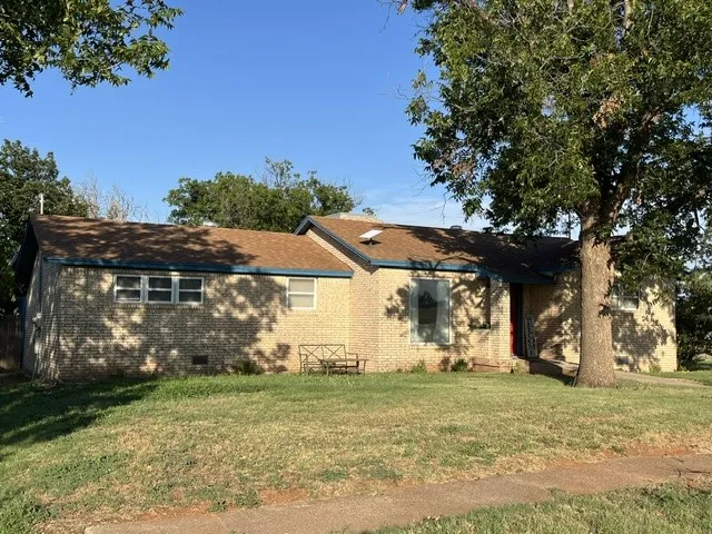 Single Family Residence For Sale in Fisher County , 116 Barb Street, Roby, Texas 79543, 3 Bedrooms, 2 Bathrooms, Garage spaces, 1,811 Sqft, built in 1955, Price $215,000, mls#21323352, Real Estate Agent in Roby, Homes For Sale in Fisher county, Homes For Sale in Roby, Realtor in Roby Texas, Real Estate Brokerage Independent Realty Texas, Luminita Cordes Realtor