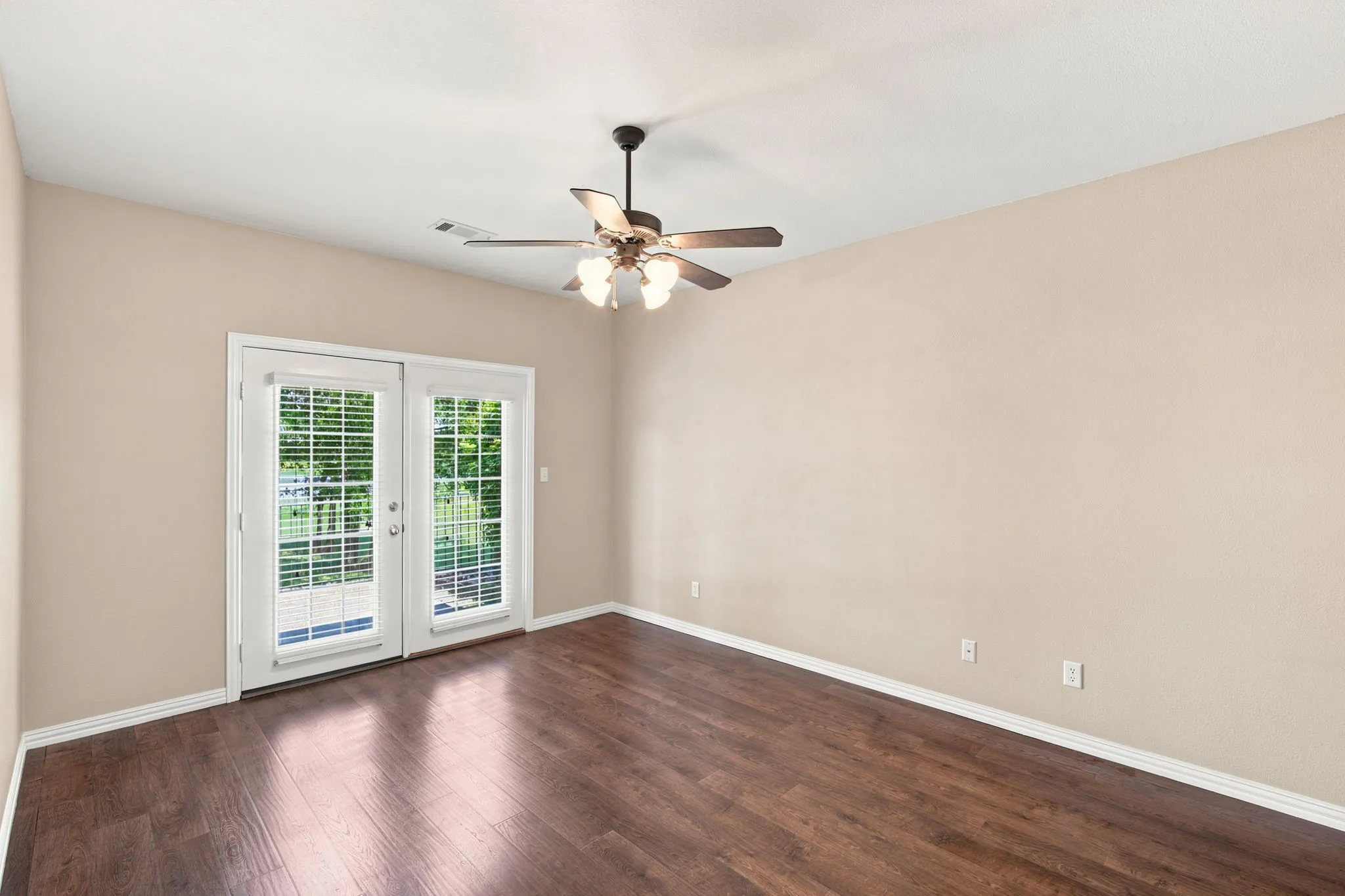 Single Family Residence For Sale in Johnson County , 3009 Shoreline Drive, Burleson, Texas 76028, 5 Bedroom, 2 Bathroom, 2 Garage spaces, 2,216 Sqft, built in 2003, mls#21318362, Real Estate Agent in Burleson, Homes For Sale in Johnson county, Homes For Sale in Burleson, Realtor in Burleson Texas, Real Estate Brokerage Independent Realty Texas, Luminita Cordes Realtor