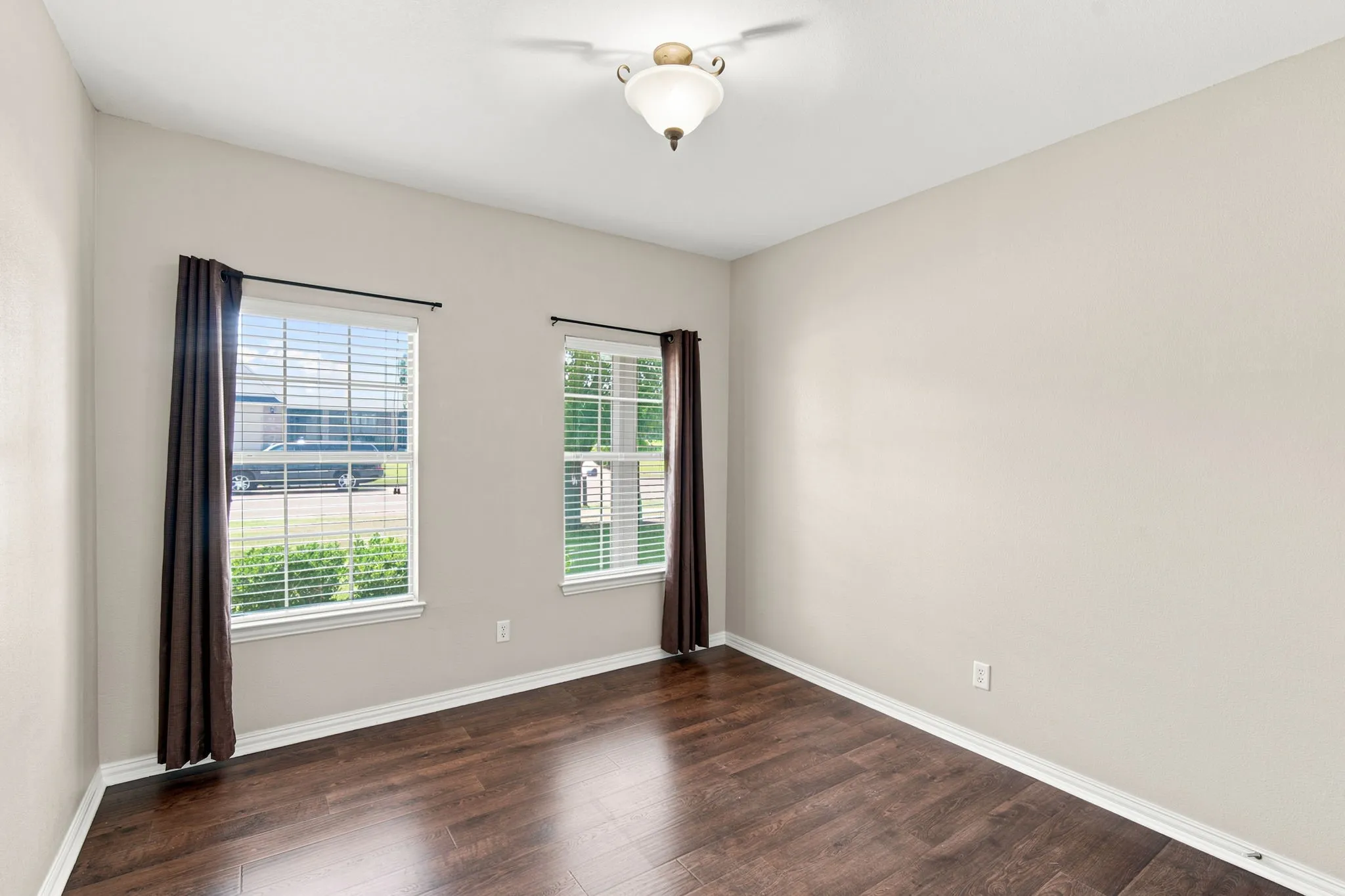Single Family Residence For Sale in Johnson County , 3009 Shoreline Drive, Burleson, Texas 76028, 5 Bedroom, 2 Bathroom, 2 Garage spaces, 2,216 Sqft, built in 2003, mls#21318362, Real Estate Agent in Burleson, Homes For Sale in Johnson county, Homes For Sale in Burleson, Realtor in Burleson Texas, Real Estate Brokerage Independent Realty Texas, Luminita Cordes Realtor
