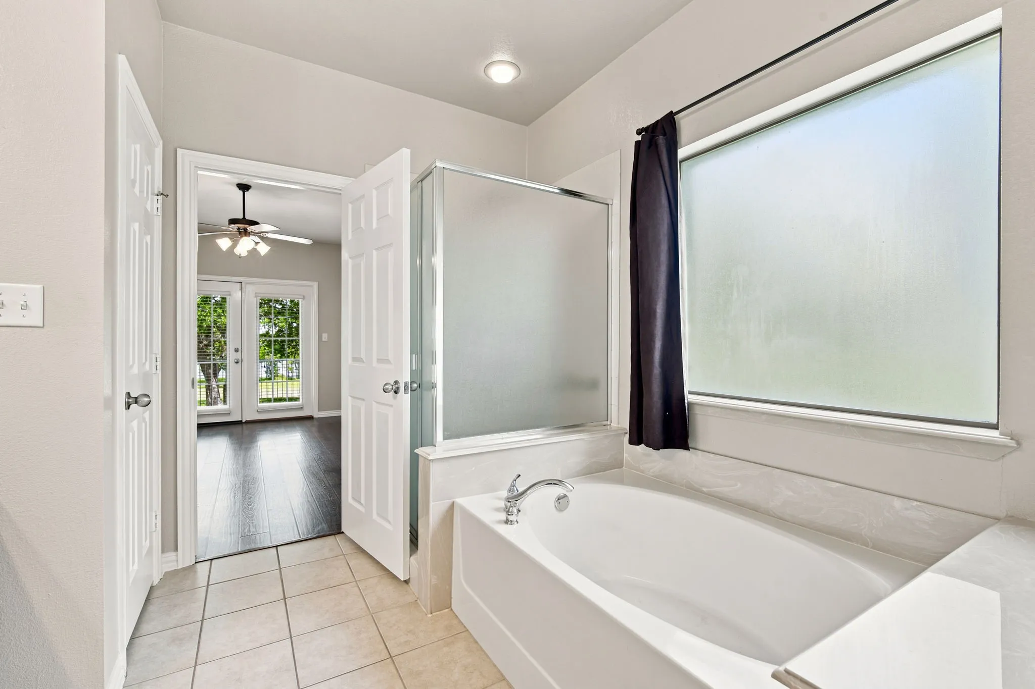 Single Family Residence For Sale in Johnson County , 3009 Shoreline Drive, Burleson, Texas 76028, 5 Bedroom, 2 Bathroom, 2 Garage spaces, 2,216 Sqft, built in 2003, mls#21318362, Real Estate Agent in Burleson, Homes For Sale in Johnson county, Homes For Sale in Burleson, Realtor in Burleson Texas, Real Estate Brokerage Independent Realty Texas, Luminita Cordes Realtor