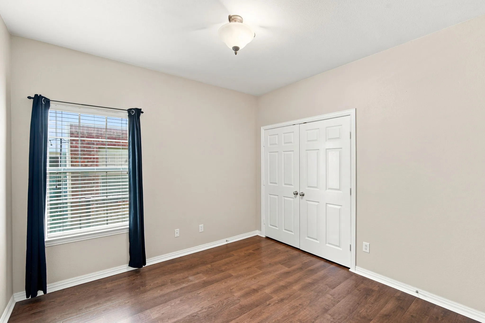 Single Family Residence For Sale in Johnson County , 3009 Shoreline Drive, Burleson, Texas 76028, 5 Bedroom, 2 Bathroom, 2 Garage spaces, 2,216 Sqft, built in 2003, mls#21318362, Real Estate Agent in Burleson, Homes For Sale in Johnson county, Homes For Sale in Burleson, Realtor in Burleson Texas, Real Estate Brokerage Independent Realty Texas, Luminita Cordes Realtor