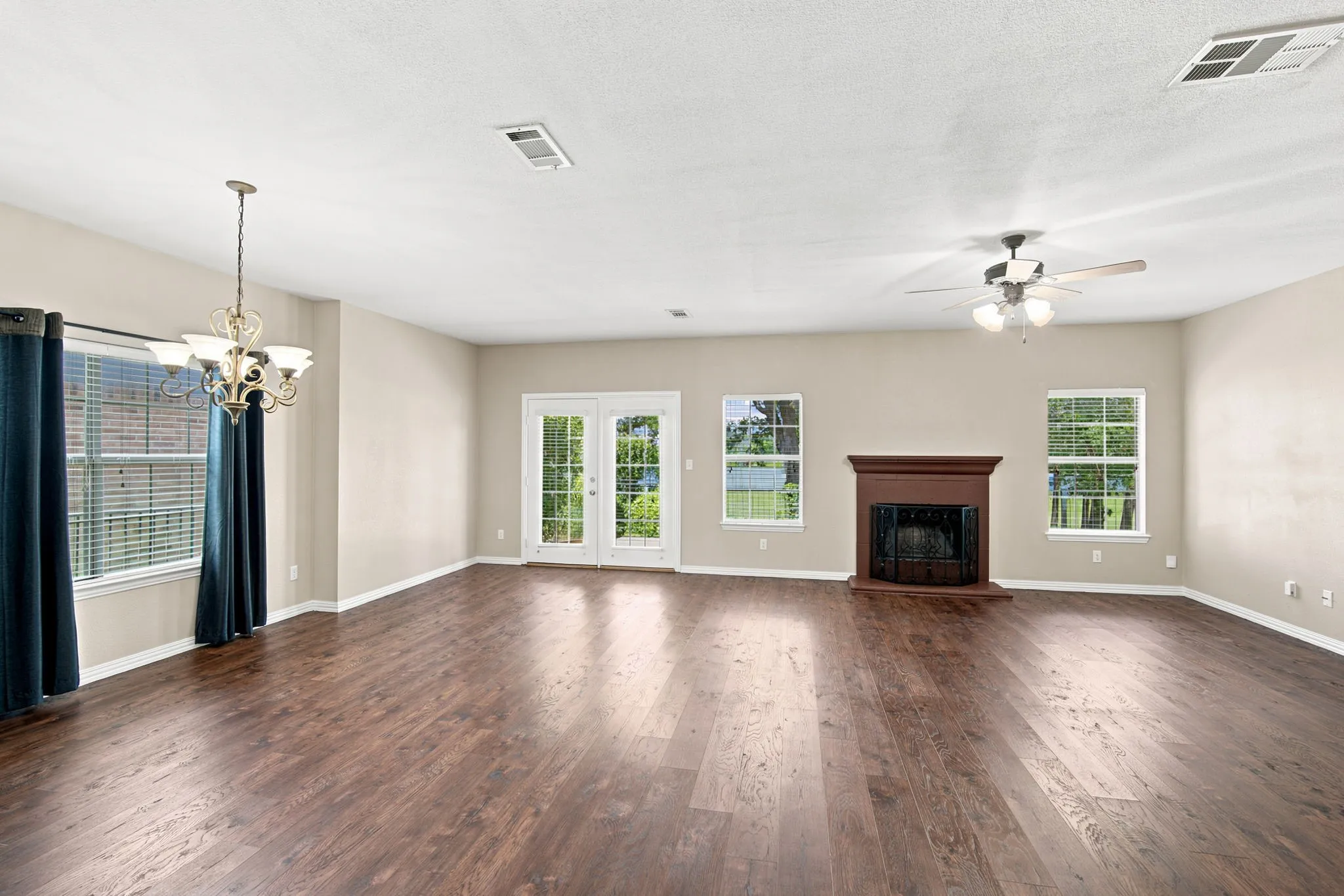 Single Family Residence For Sale in Johnson County , 3009 Shoreline Drive, Burleson, Texas 76028, 5 Bedroom, 2 Bathroom, 2 Garage spaces, 2,216 Sqft, built in 2003, mls#21318362, Real Estate Agent in Burleson, Homes For Sale in Johnson county, Homes For Sale in Burleson, Realtor in Burleson Texas, Real Estate Brokerage Independent Realty Texas, Luminita Cordes Realtor
