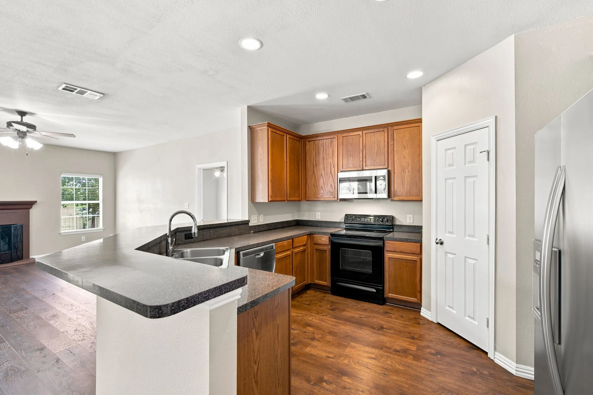Single Family Residence For Sale in Johnson County , 3009 Shoreline Drive, Burleson, Texas 76028, 5 Bedroom, 2 Bathroom, 2 Garage spaces, 2,216 Sqft, built in 2003, mls#21318362, Real Estate Agent in Burleson, Homes For Sale in Johnson county, Homes For Sale in Burleson, Realtor in Burleson Texas, Real Estate Brokerage Independent Realty Texas, Luminita Cordes Realtor