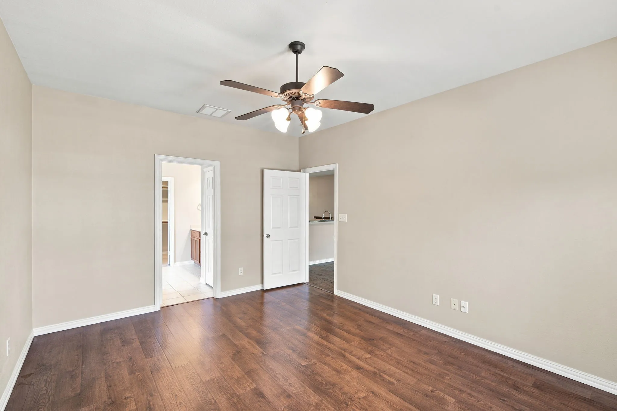 Single Family Residence For Sale in Johnson County , 3009 Shoreline Drive, Burleson, Texas 76028, 5 Bedroom, 2 Bathroom, 2 Garage spaces, 2,216 Sqft, built in 2003, mls#21318362, Real Estate Agent in Burleson, Homes For Sale in Johnson county, Homes For Sale in Burleson, Realtor in Burleson Texas, Real Estate Brokerage Independent Realty Texas, Luminita Cordes Realtor