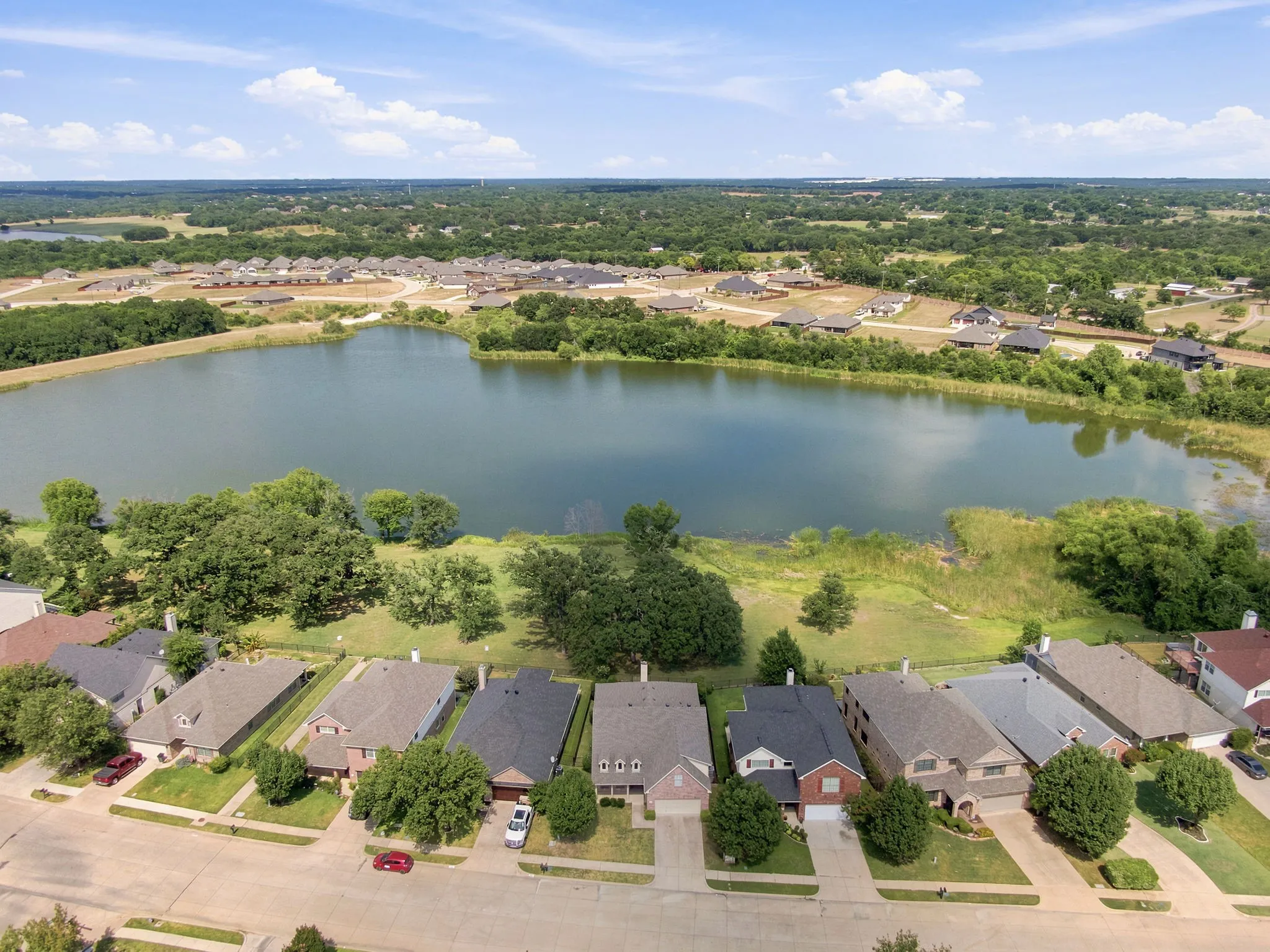 Single Family Residence For Sale in Johnson County , 3009 Shoreline Drive, Burleson, Texas 76028, 5 Bedroom, 2 Bathroom, 2 Garage spaces, 2,216 Sqft, built in 2003, mls#21318362, Real Estate Agent in Burleson, Homes For Sale in Johnson county, Homes For Sale in Burleson, Realtor in Burleson Texas, Real Estate Brokerage Independent Realty Texas, Luminita Cordes Realtor