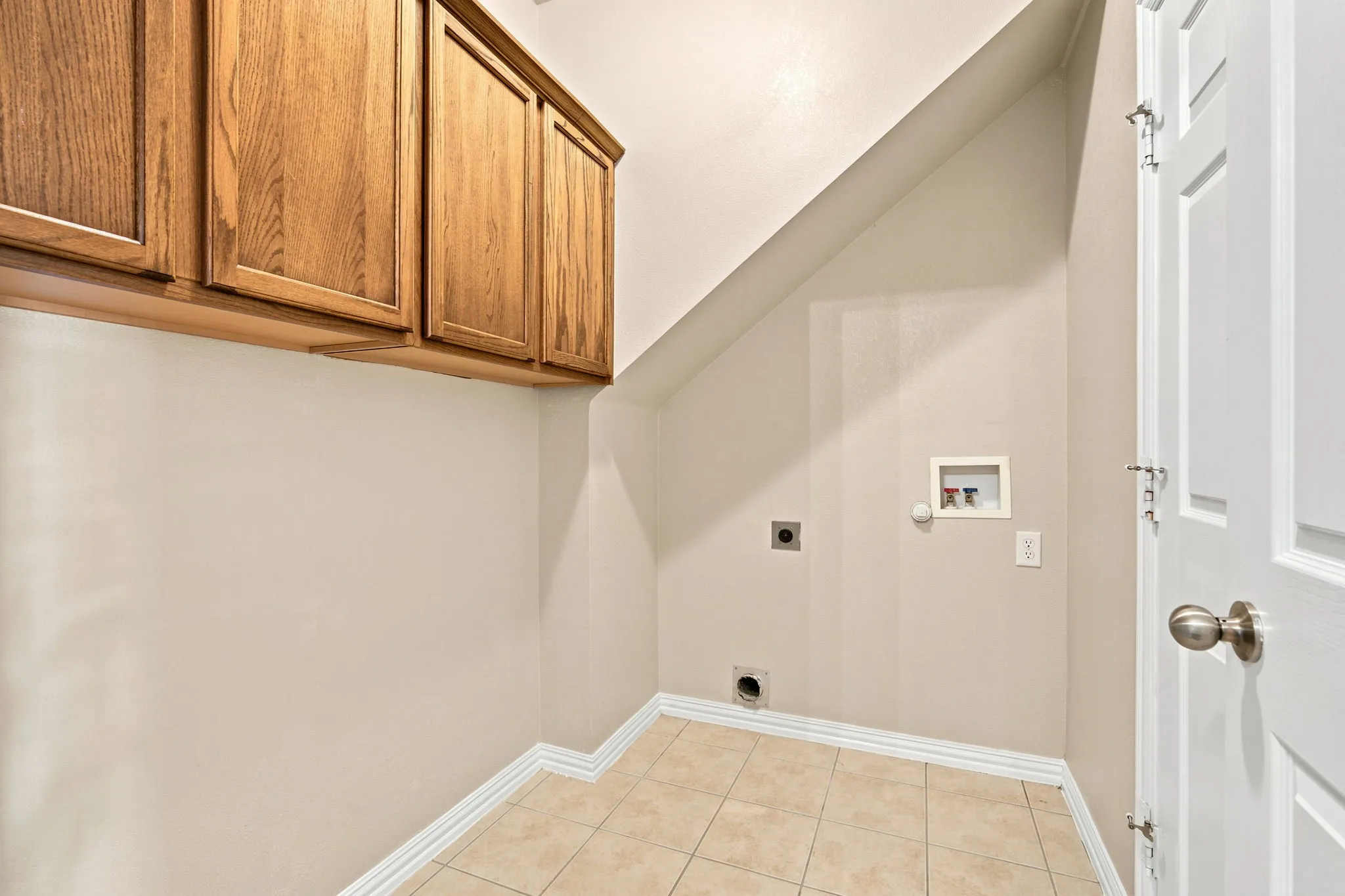 Single Family Residence For Sale in Johnson County , 3009 Shoreline Drive, Burleson, Texas 76028, 5 Bedroom, 2 Bathroom, 2 Garage spaces, 2,216 Sqft, built in 2003, mls#21318362, Real Estate Agent in Burleson, Homes For Sale in Johnson county, Homes For Sale in Burleson, Realtor in Burleson Texas, Real Estate Brokerage Independent Realty Texas, Luminita Cordes Realtor