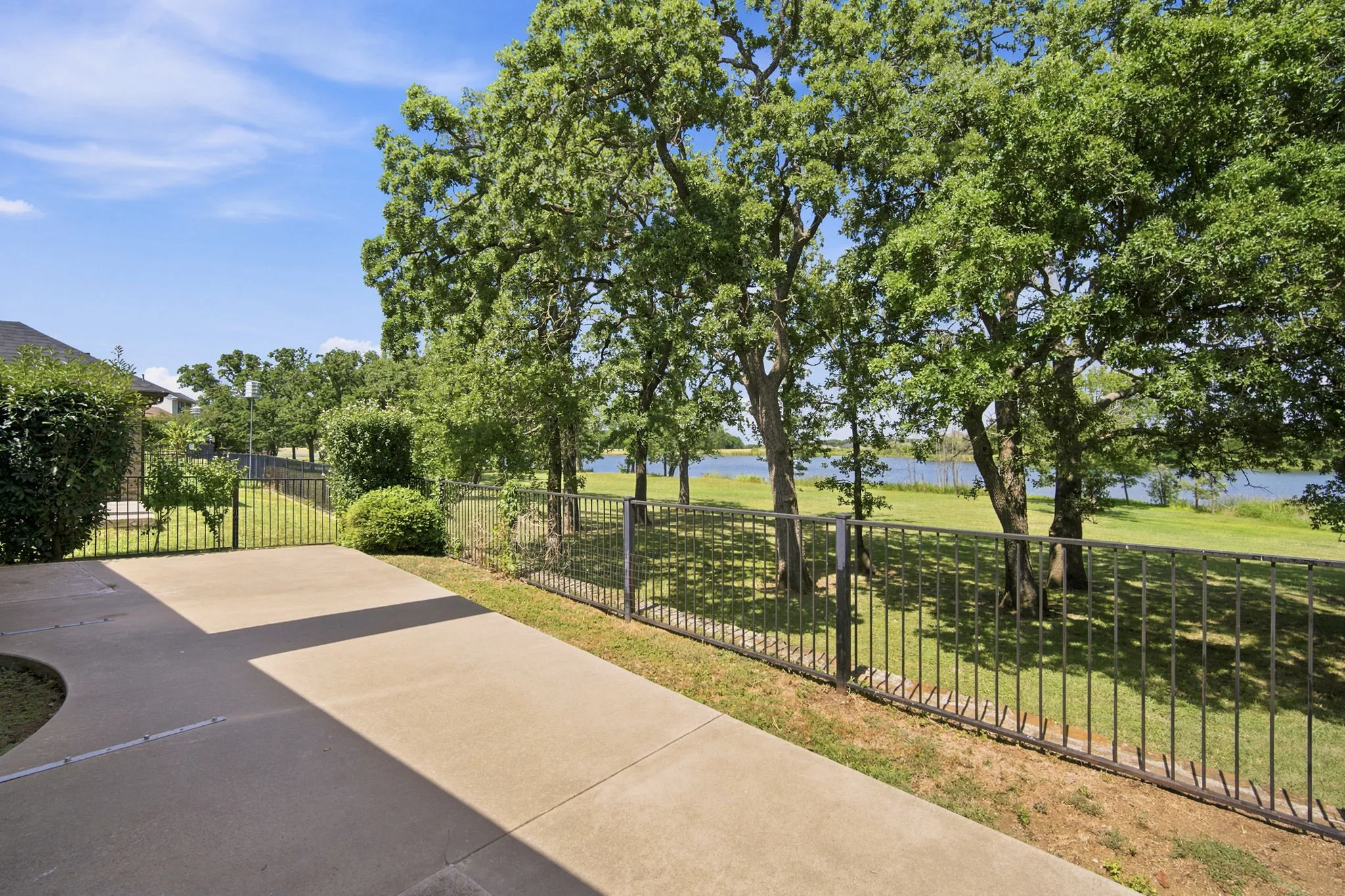 Single Family Residence For Sale in Johnson County , 3009 Shoreline Drive, Burleson, Texas 76028, 5 Bedroom, 2 Bathroom, 2 Garage spaces, 2,216 Sqft, built in 2003, mls#21318362, Real Estate Agent in Burleson, Homes For Sale in Johnson county, Homes For Sale in Burleson, Realtor in Burleson Texas, Real Estate Brokerage Independent Realty Texas, Luminita Cordes Realtor