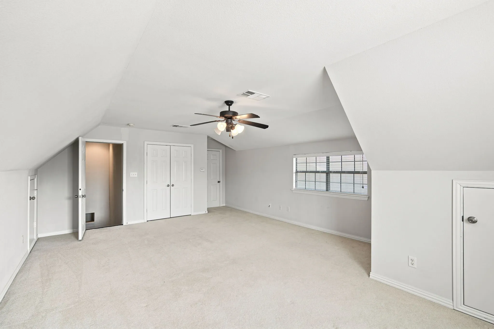 Single Family Residence For Sale in Johnson County , 3009 Shoreline Drive, Burleson, Texas 76028, 5 Bedroom, 2 Bathroom, 2 Garage spaces, 2,216 Sqft, built in 2003, mls#21318362, Real Estate Agent in Burleson, Homes For Sale in Johnson county, Homes For Sale in Burleson, Realtor in Burleson Texas, Real Estate Brokerage Independent Realty Texas, Luminita Cordes Realtor