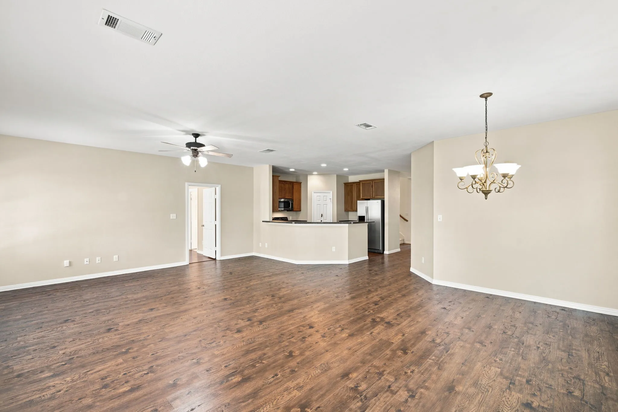 Single Family Residence For Sale in Johnson County , 3009 Shoreline Drive, Burleson, Texas 76028, 5 Bedroom, 2 Bathroom, 2 Garage spaces, 2,216 Sqft, built in 2003, mls#21318362, Real Estate Agent in Burleson, Homes For Sale in Johnson county, Homes For Sale in Burleson, Realtor in Burleson Texas, Real Estate Brokerage Independent Realty Texas, Luminita Cordes Realtor