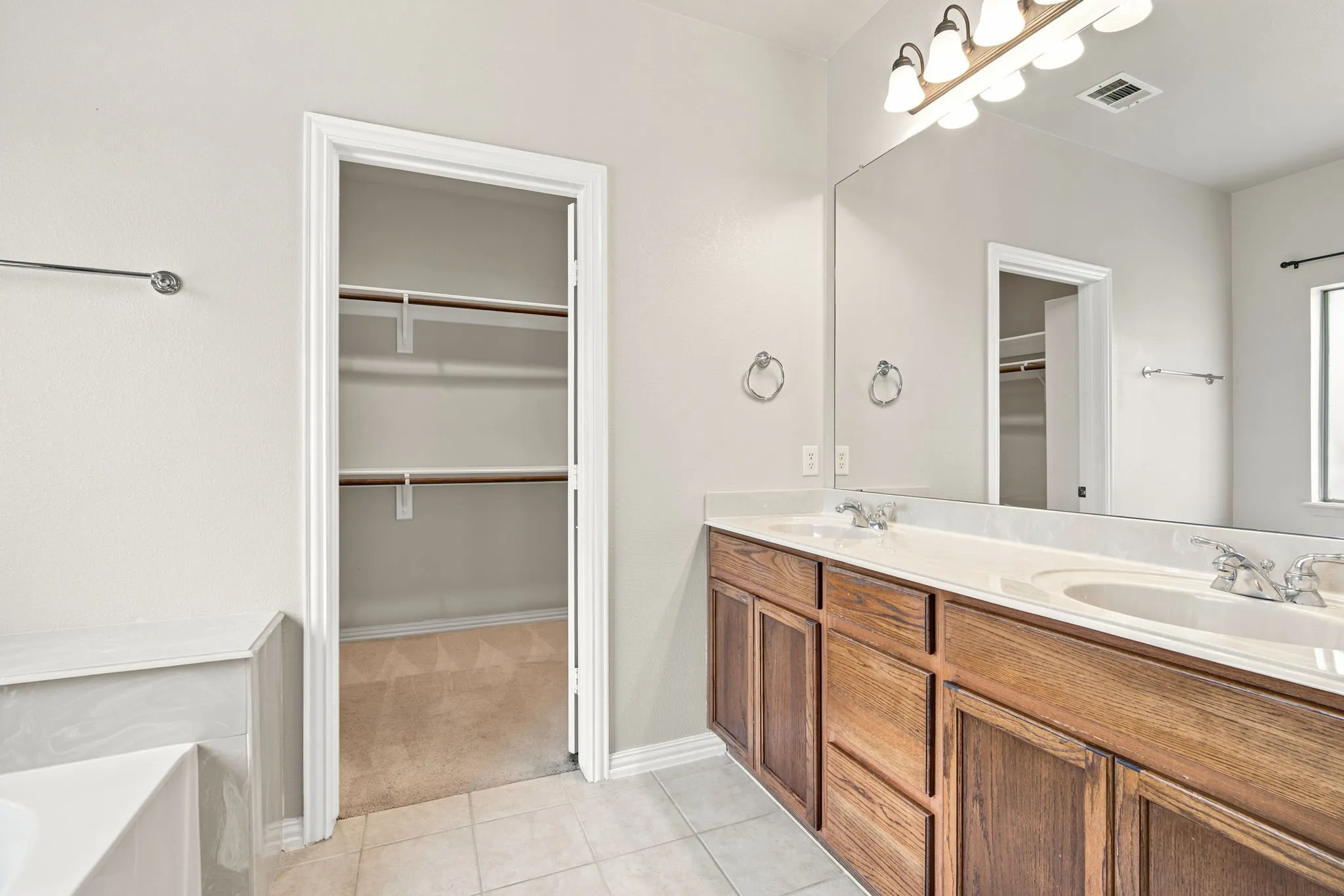 Single Family Residence For Sale in Johnson County , 3009 Shoreline Drive, Burleson, Texas 76028, 5 Bedroom, 2 Bathroom, 2 Garage spaces, 2,216 Sqft, built in 2003, mls#21318362, Real Estate Agent in Burleson, Homes For Sale in Johnson county, Homes For Sale in Burleson, Realtor in Burleson Texas, Real Estate Brokerage Independent Realty Texas, Luminita Cordes Realtor
