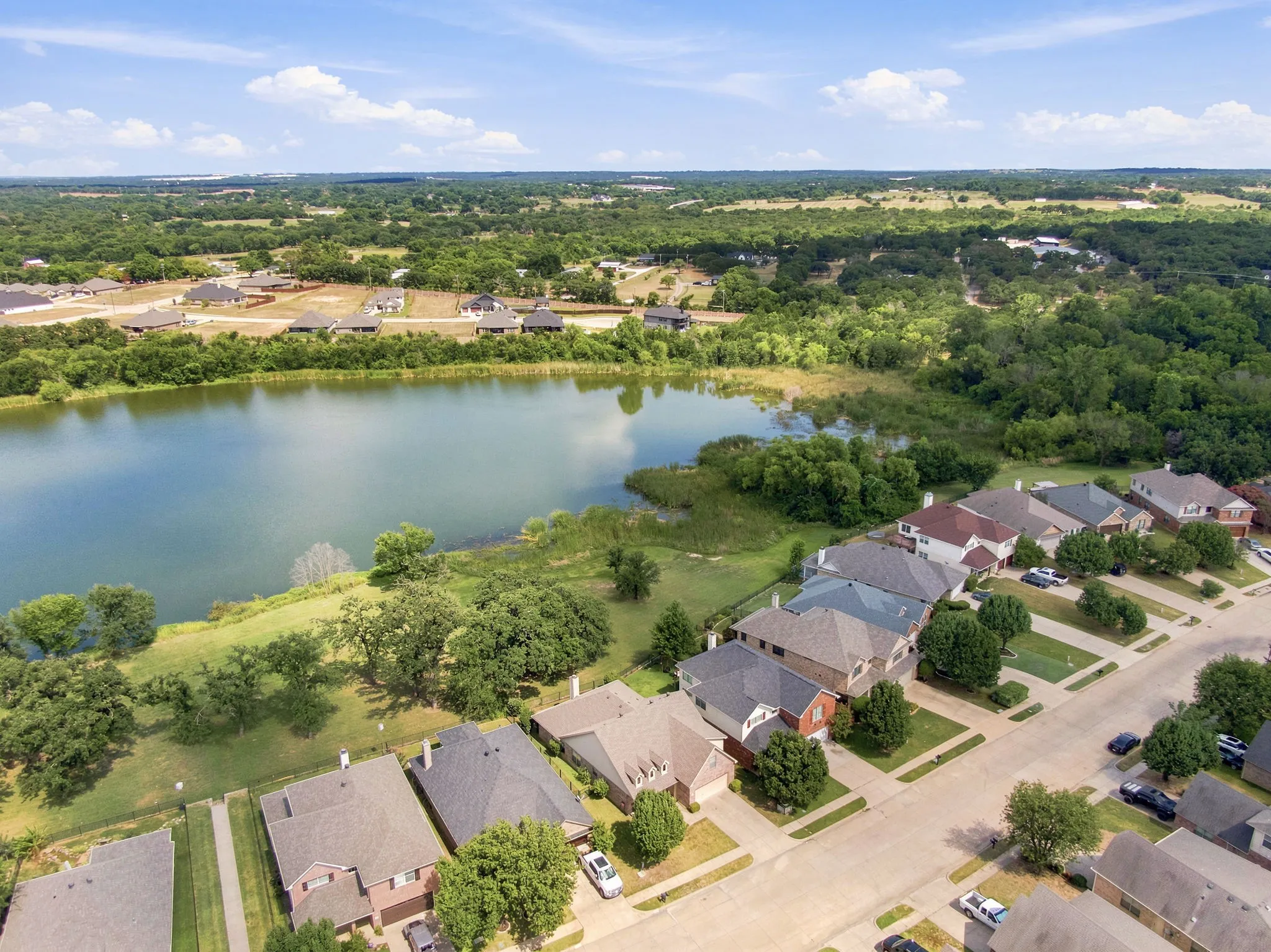 Single Family Residence For Sale in Johnson County , 3009 Shoreline Drive, Burleson, Texas 76028, 5 Bedroom, 2 Bathroom, 2 Garage spaces, 2,216 Sqft, built in 2003, mls#21318362, Real Estate Agent in Burleson, Homes For Sale in Johnson county, Homes For Sale in Burleson, Realtor in Burleson Texas, Real Estate Brokerage Independent Realty Texas, Luminita Cordes Realtor