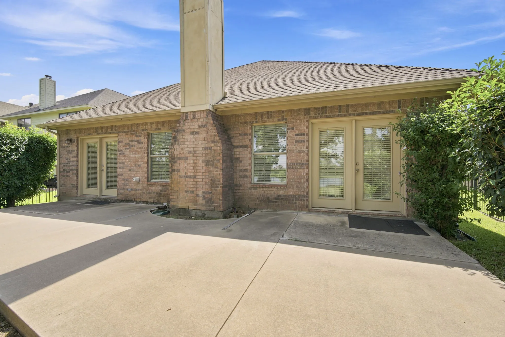 Single Family Residence For Sale in Johnson County , 3009 Shoreline Drive, Burleson, Texas 76028, 5 Bedroom, 2 Bathroom, 2 Garage spaces, 2,216 Sqft, built in 2003, mls#21318362, Real Estate Agent in Burleson, Homes For Sale in Johnson county, Homes For Sale in Burleson, Realtor in Burleson Texas, Real Estate Brokerage Independent Realty Texas, Luminita Cordes Realtor