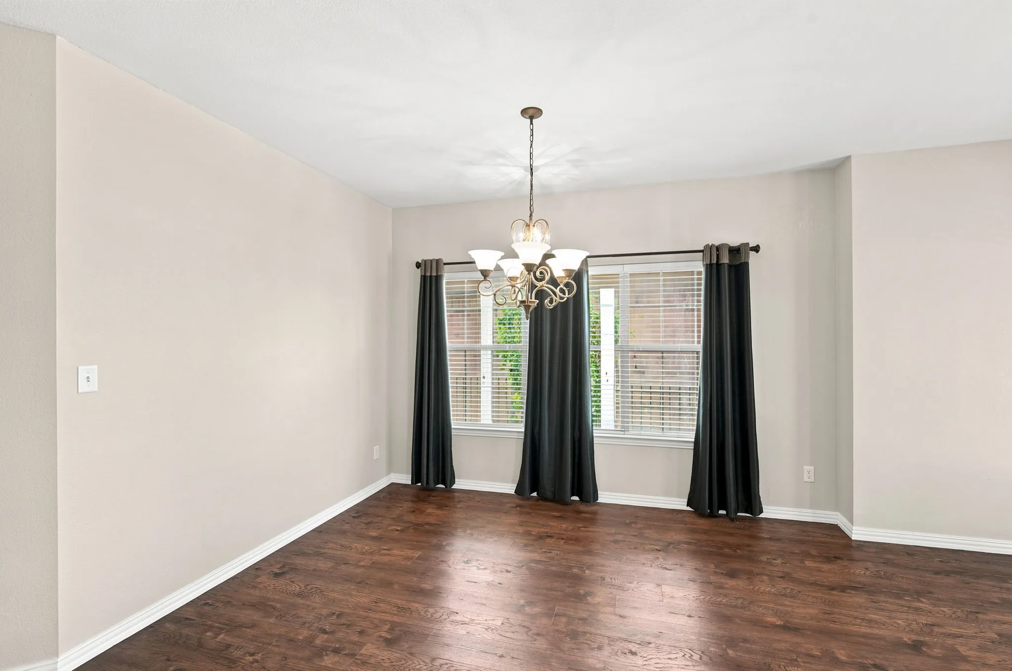 Single Family Residence For Sale in Johnson County , 3009 Shoreline Drive, Burleson, Texas 76028, 5 Bedroom, 2 Bathroom, 2 Garage spaces, 2,216 Sqft, built in 2003, mls#21318362, Real Estate Agent in Burleson, Homes For Sale in Johnson county, Homes For Sale in Burleson, Realtor in Burleson Texas, Real Estate Brokerage Independent Realty Texas, Luminita Cordes Realtor