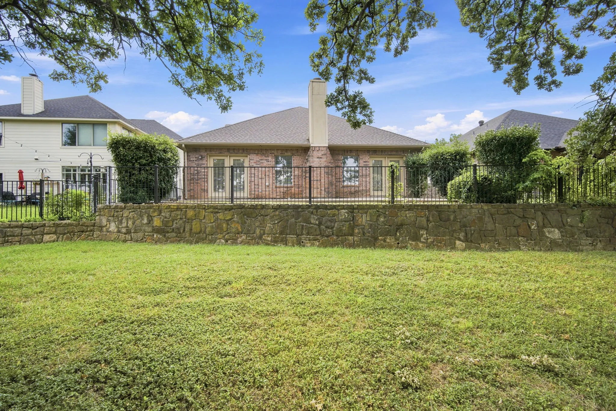 Single Family Residence For Sale in Johnson County , 3009 Shoreline Drive, Burleson, Texas 76028, 5 Bedroom, 2 Bathroom, 2 Garage spaces, 2,216 Sqft, built in 2003, mls#21318362, Real Estate Agent in Burleson, Homes For Sale in Johnson county, Homes For Sale in Burleson, Realtor in Burleson Texas, Real Estate Brokerage Independent Realty Texas, Luminita Cordes Realtor