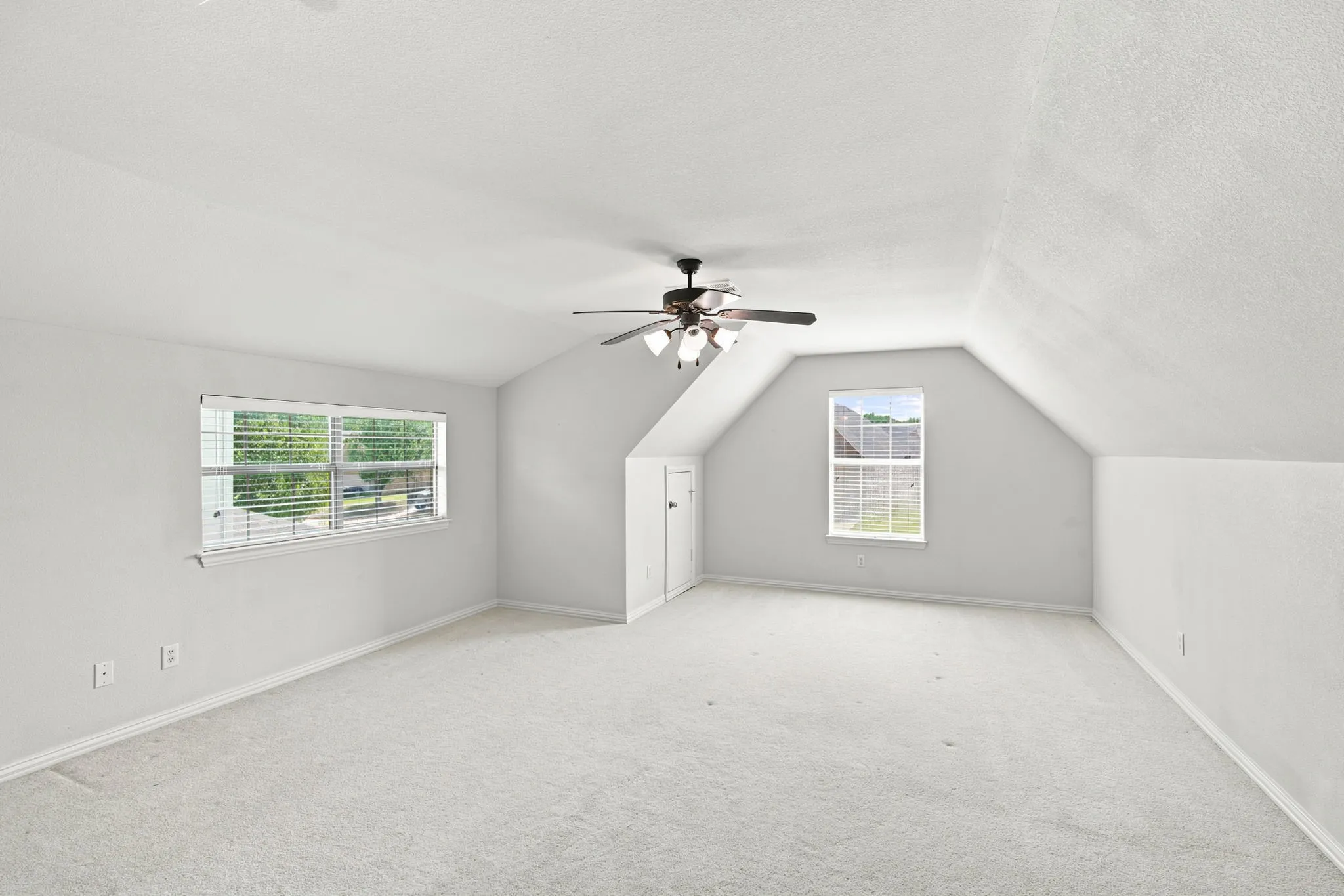 Single Family Residence For Sale in Johnson County , 3009 Shoreline Drive, Burleson, Texas 76028, 5 Bedroom, 2 Bathroom, 2 Garage spaces, 2,216 Sqft, built in 2003, mls#21318362, Real Estate Agent in Burleson, Homes For Sale in Johnson county, Homes For Sale in Burleson, Realtor in Burleson Texas, Real Estate Brokerage Independent Realty Texas, Luminita Cordes Realtor
