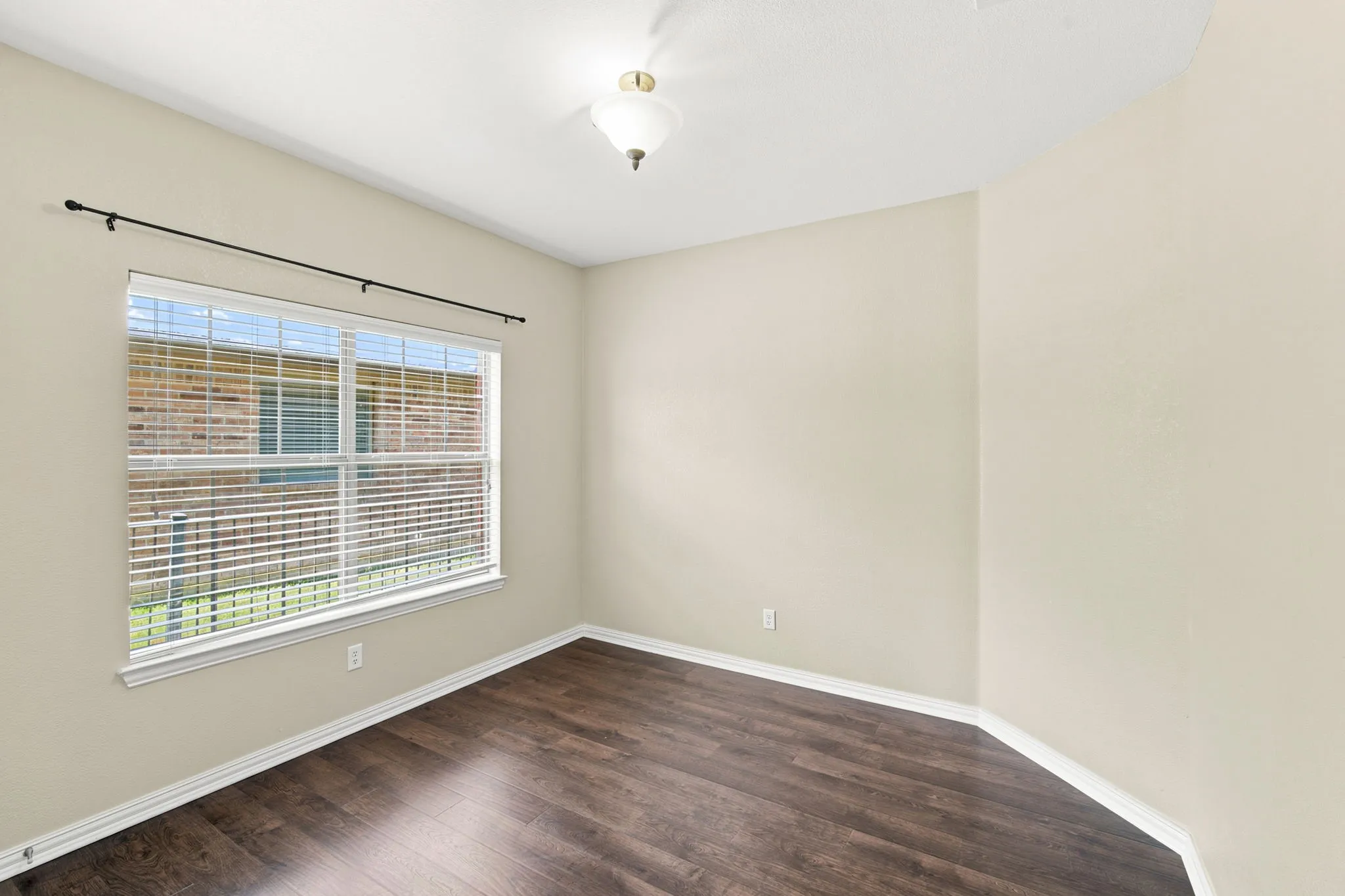 Single Family Residence For Sale in Johnson County , 3009 Shoreline Drive, Burleson, Texas 76028, 5 Bedroom, 2 Bathroom, 2 Garage spaces, 2,216 Sqft, built in 2003, mls#21318362, Real Estate Agent in Burleson, Homes For Sale in Johnson county, Homes For Sale in Burleson, Realtor in Burleson Texas, Real Estate Brokerage Independent Realty Texas, Luminita Cordes Realtor