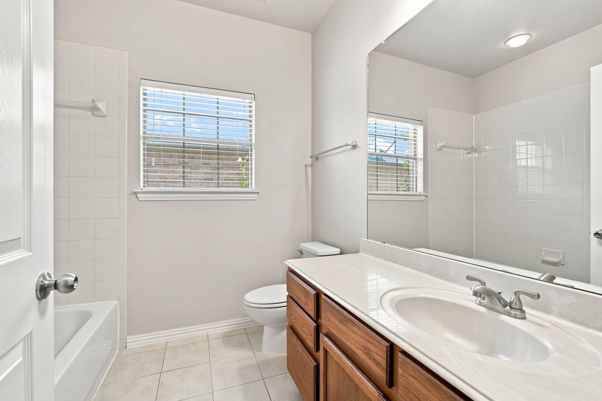 Single Family Residence For Sale in Johnson County , 3009 Shoreline Drive, Burleson, Texas 76028, 5 Bedroom, 2 Bathroom, 2 Garage spaces, 2,216 Sqft, built in 2003, mls#21318362, Real Estate Agent in Burleson, Homes For Sale in Johnson county, Homes For Sale in Burleson, Realtor in Burleson Texas, Real Estate Brokerage Independent Realty Texas, Luminita Cordes Realtor
