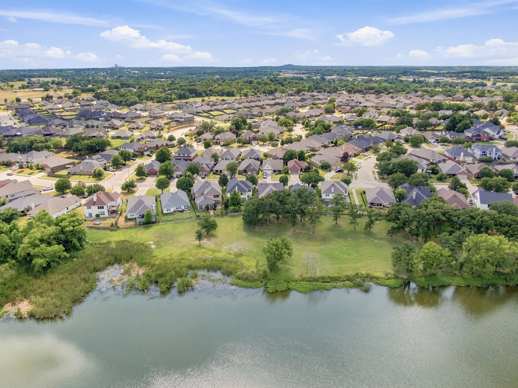 Single Family Residence For Sale in Johnson County , 3009 Shoreline Drive, Burleson, Texas 76028, 5 Bedroom, 2 Bathroom, 2 Garage spaces, 2,216 Sqft, built in 2003, mls#21318362, Real Estate Agent in Burleson, Homes For Sale in Johnson county, Homes For Sale in Burleson, Realtor in Burleson Texas, Real Estate Brokerage Independent Realty Texas, Luminita Cordes Realtor