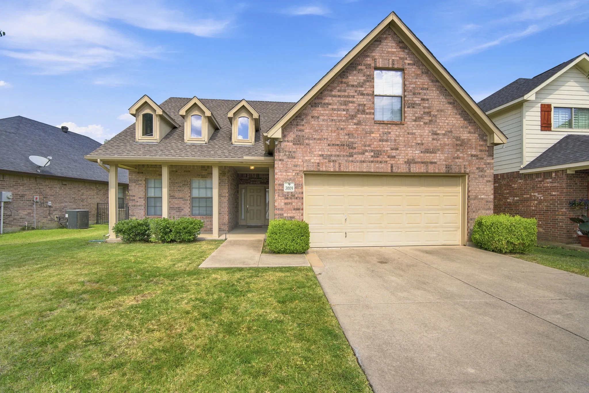 Single Family Residence For Sale in Johnson County , 3009 Shoreline Drive, Burleson, Texas 76028, 5 Bedroom, 2 Bathroom, 2 Garage spaces, 2,216 Sqft, built in 2003, mls#21318362, Real Estate Agent in Burleson, Homes For Sale in Johnson county, Homes For Sale in Burleson, Realtor in Burleson Texas, Real Estate Brokerage Independent Realty Texas, Luminita Cordes Realtor