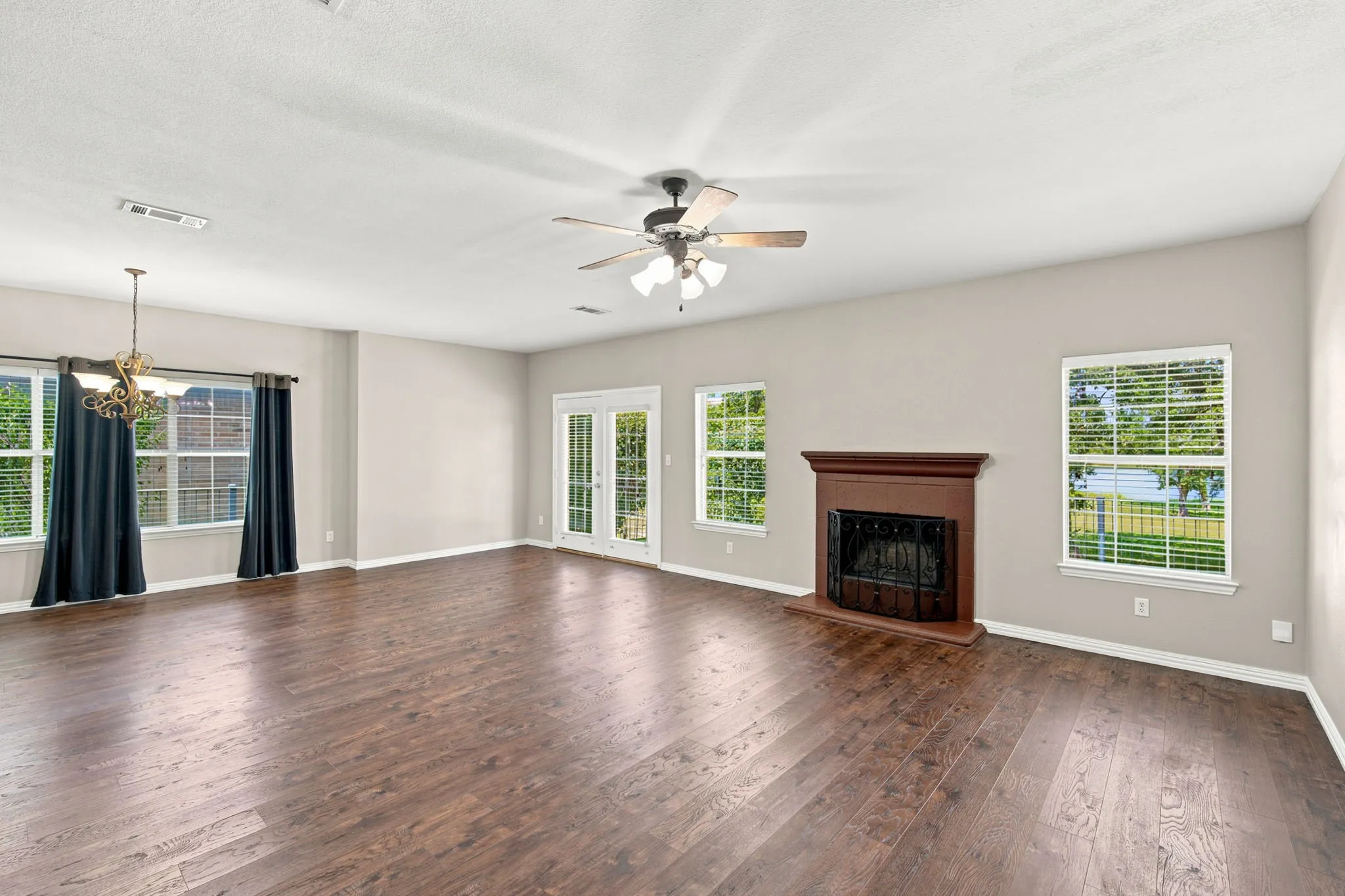 Single Family Residence For Sale in Johnson County , 3009 Shoreline Drive, Burleson, Texas 76028, 5 Bedroom, 2 Bathroom, 2 Garage spaces, 2,216 Sqft, built in 2003, mls#21318362, Real Estate Agent in Burleson, Homes For Sale in Johnson county, Homes For Sale in Burleson, Realtor in Burleson Texas, Real Estate Brokerage Independent Realty Texas, Luminita Cordes Realtor