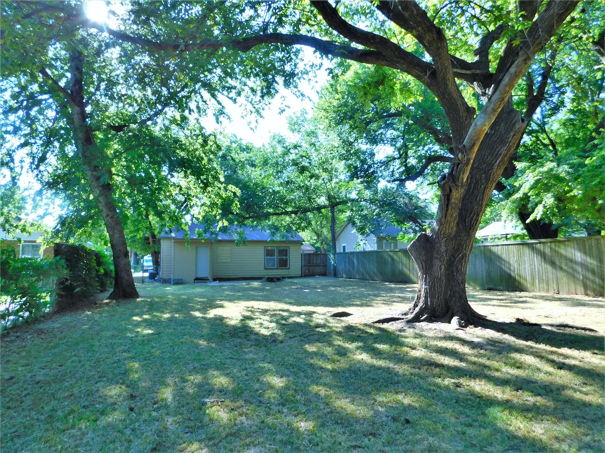 Single Family Residence For Rent in Denton County , 1014 Peak Street, Denton, Texas 76201, 2 Bedroom, 1 Bathroom, Garage spaces, 768 Sqft, built in 1930, mls#21304025, Real Estate Agent in Denton, Homes For Rent in Denton county, Homes For Rent in Denton, Realtor in Denton Texas, Real Estate Brokerage Independent Realty Texas, Luminita Cordes Realtor