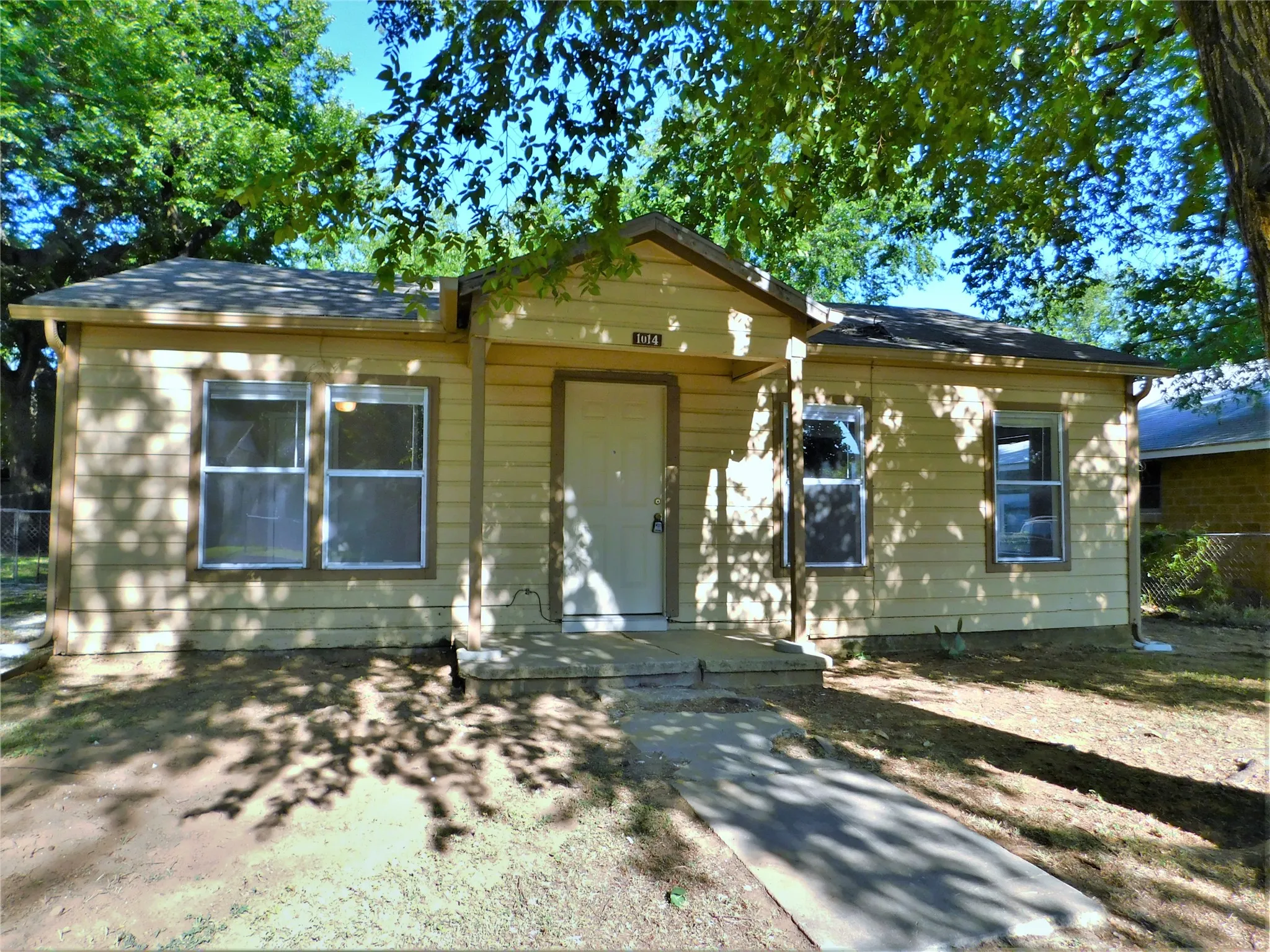 Single Family Residence For Rent in Denton County , 1014 Peak Street, Denton, Texas 76201, 2 Bedroom, 1 Bathroom, Garage spaces, 768 Sqft, built in 1930, mls#21304025, Real Estate Agent in Denton, Homes For Rent in Denton county, Homes For Rent in Denton, Realtor in Denton Texas, Real Estate Brokerage Independent Realty Texas, Luminita Cordes Realtor