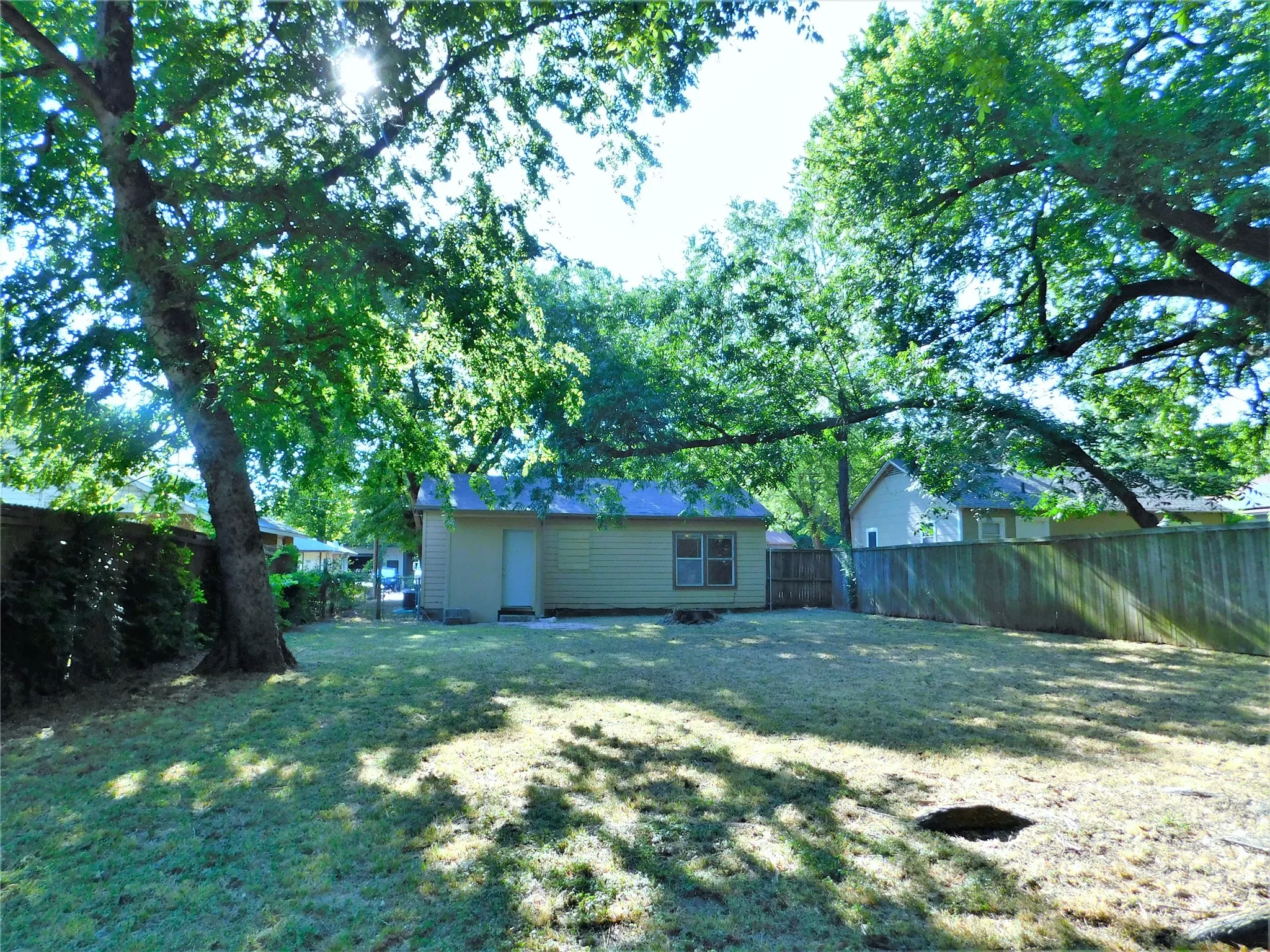Single Family Residence For Rent in Denton County , 1014 Peak Street, Denton, Texas 76201, 2 Bedroom, 1 Bathroom, Garage spaces, 768 Sqft, built in 1930, mls#21304025, Real Estate Agent in Denton, Homes For Rent in Denton county, Homes For Rent in Denton, Realtor in Denton Texas, Real Estate Brokerage Independent Realty Texas, Luminita Cordes Realtor