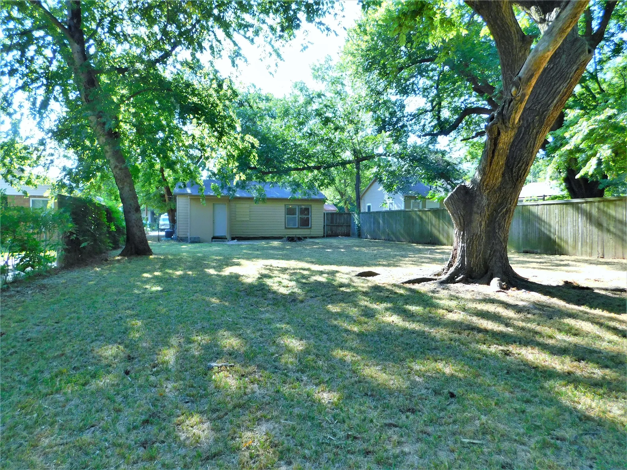 Single Family Residence For Rent in Denton County , 1014 Peak Street, Denton, Texas 76201, 2 Bedroom, 1 Bathroom, Garage spaces, 768 Sqft, built in 1930, mls#21304025, Real Estate Agent in Denton, Homes For Rent in Denton county, Homes For Rent in Denton, Realtor in Denton Texas, Real Estate Brokerage Independent Realty Texas, Luminita Cordes Realtor