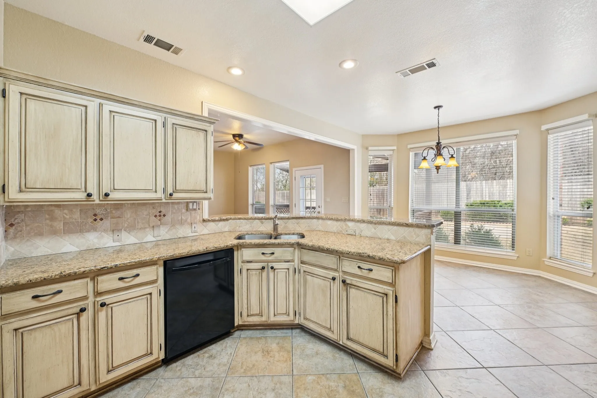 Single Family Residence For Sale in Tarrant County , 4519 Edge Creek Lane, Arlington, Texas 76017, 4 Bedrooms, 4 Bathrooms, 2 Garage spaces, 3,042 Sqft, built in 1993, Price $479,900, mls#21322920, Real Estate Agent in Arlington, Homes For Sale in Tarrant county, Homes For Sale in Arlington, Realtor in Arlington Texas, Real Estate Brokerage Independent Realty Texas, Luminita Cordes Realtor