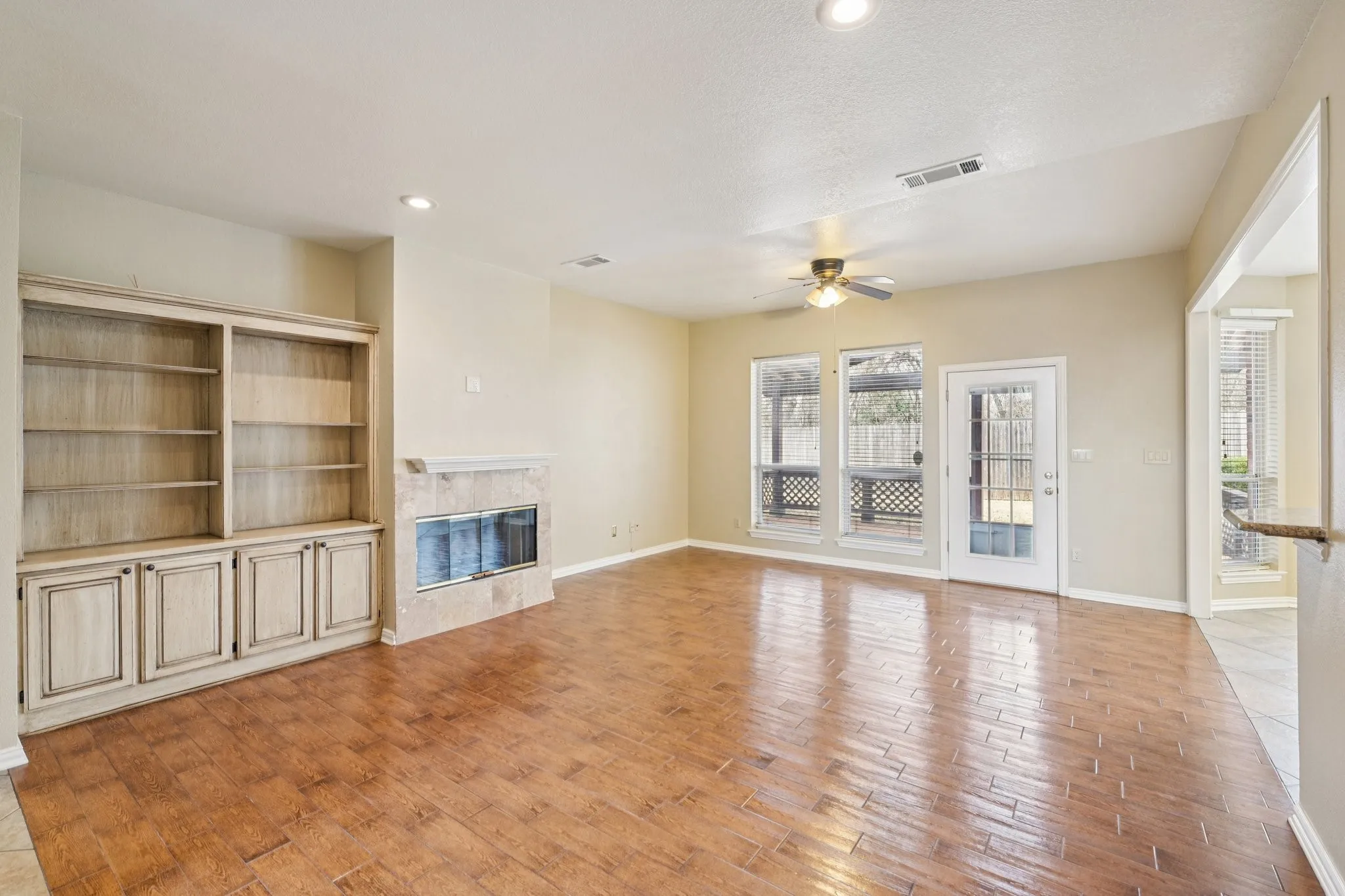 Single Family Residence For Sale in Tarrant County , 4519 Edge Creek Lane, Arlington, Texas 76017, 4 Bedrooms, 4 Bathrooms, 2 Garage spaces, 3,042 Sqft, built in 1993, Price $479,900, mls#21322920, Real Estate Agent in Arlington, Homes For Sale in Tarrant county, Homes For Sale in Arlington, Realtor in Arlington Texas, Real Estate Brokerage Independent Realty Texas, Luminita Cordes Realtor