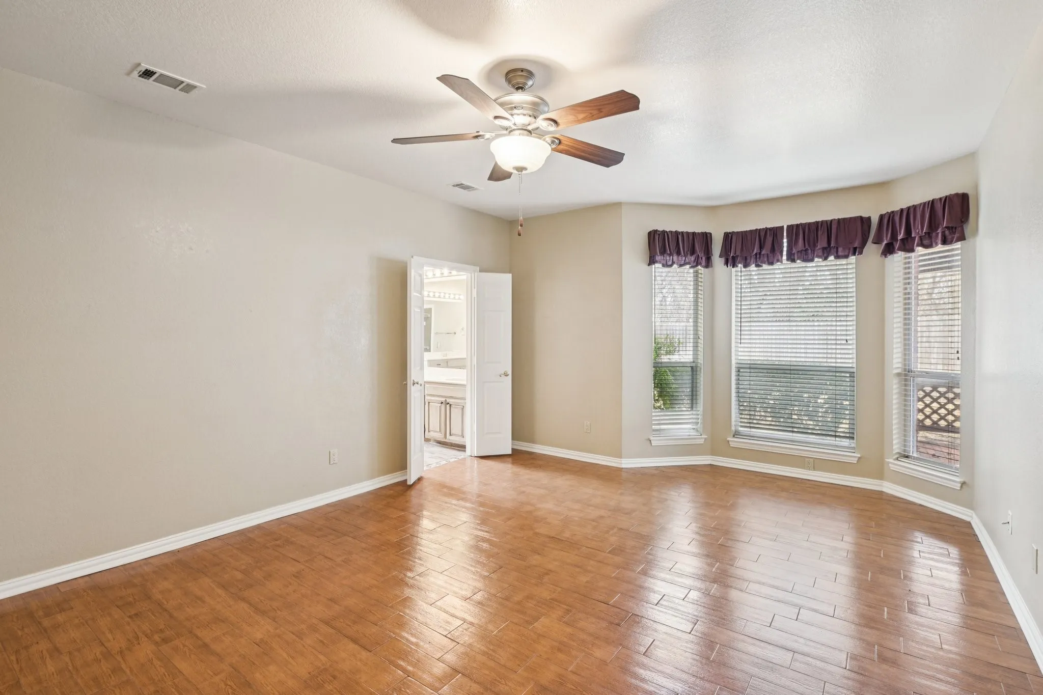 Single Family Residence For Sale in Tarrant County , 4519 Edge Creek Lane, Arlington, Texas 76017, 4 Bedrooms, 4 Bathrooms, 2 Garage spaces, 3,042 Sqft, built in 1993, Price $479,900, mls#21322920, Real Estate Agent in Arlington, Homes For Sale in Tarrant county, Homes For Sale in Arlington, Realtor in Arlington Texas, Real Estate Brokerage Independent Realty Texas, Luminita Cordes Realtor