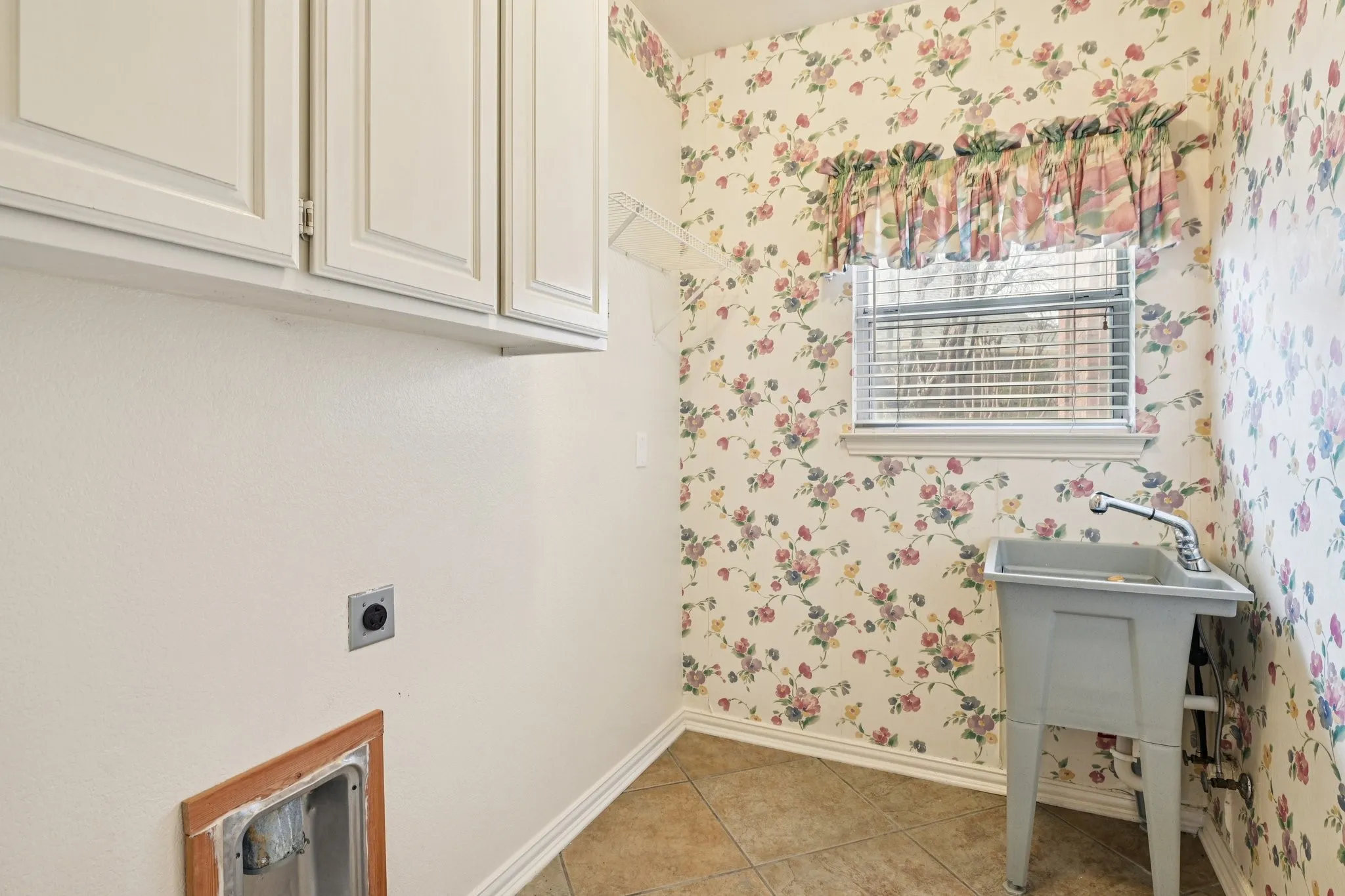 Single Family Residence For Sale in Tarrant County , 4519 Edge Creek Lane, Arlington, Texas 76017, 4 Bedrooms, 4 Bathrooms, 2 Garage spaces, 3,042 Sqft, built in 1993, Price $479,900, mls#21322920, Real Estate Agent in Arlington, Homes For Sale in Tarrant county, Homes For Sale in Arlington, Realtor in Arlington Texas, Real Estate Brokerage Independent Realty Texas, Luminita Cordes Realtor