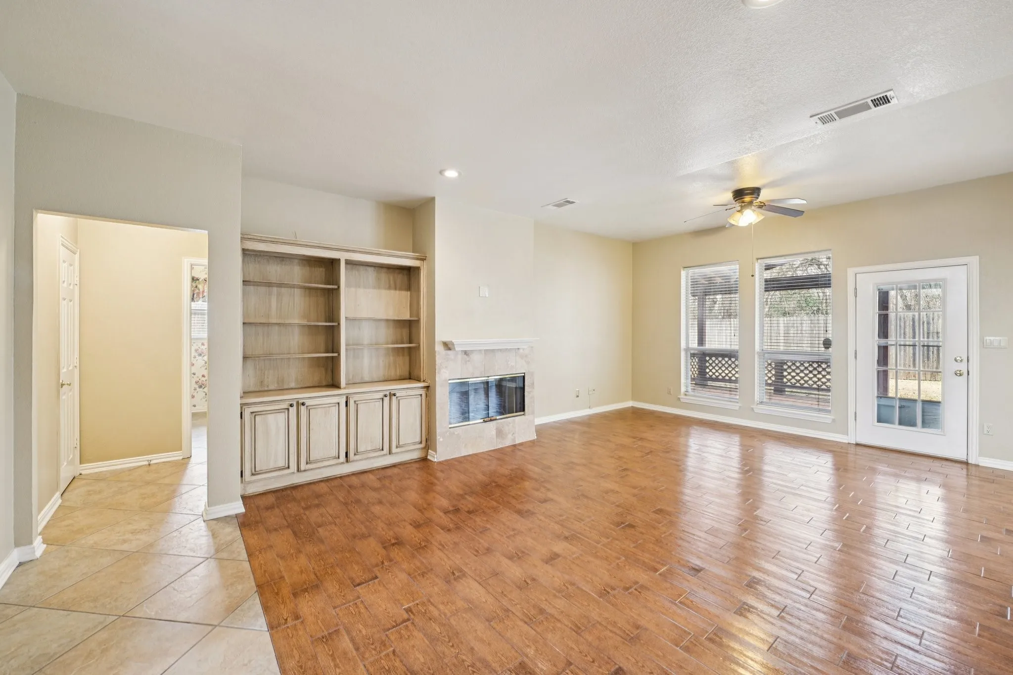 Single Family Residence For Sale in Tarrant County , 4519 Edge Creek Lane, Arlington, Texas 76017, 4 Bedrooms, 4 Bathrooms, 2 Garage spaces, 3,042 Sqft, built in 1993, Price $479,900, mls#21322920, Real Estate Agent in Arlington, Homes For Sale in Tarrant county, Homes For Sale in Arlington, Realtor in Arlington Texas, Real Estate Brokerage Independent Realty Texas, Luminita Cordes Realtor