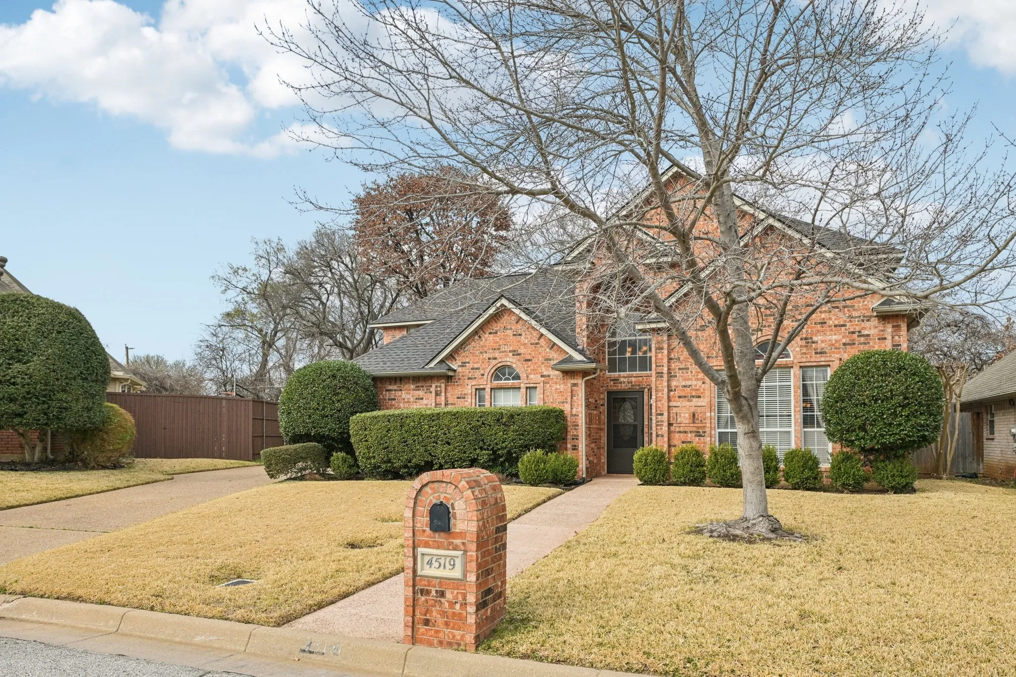 Single Family Residence For Sale in Tarrant County , 4519 Edge Creek Lane, Arlington, Texas 76017, 4 Bedrooms, 4 Bathrooms, 2 Garage spaces, 3,042 Sqft, built in 1993, Price $479,900, mls#21322920, Real Estate Agent in Arlington, Homes For Sale in Tarrant county, Homes For Sale in Arlington, Realtor in Arlington Texas, Real Estate Brokerage Independent Realty Texas, Luminita Cordes Realtor