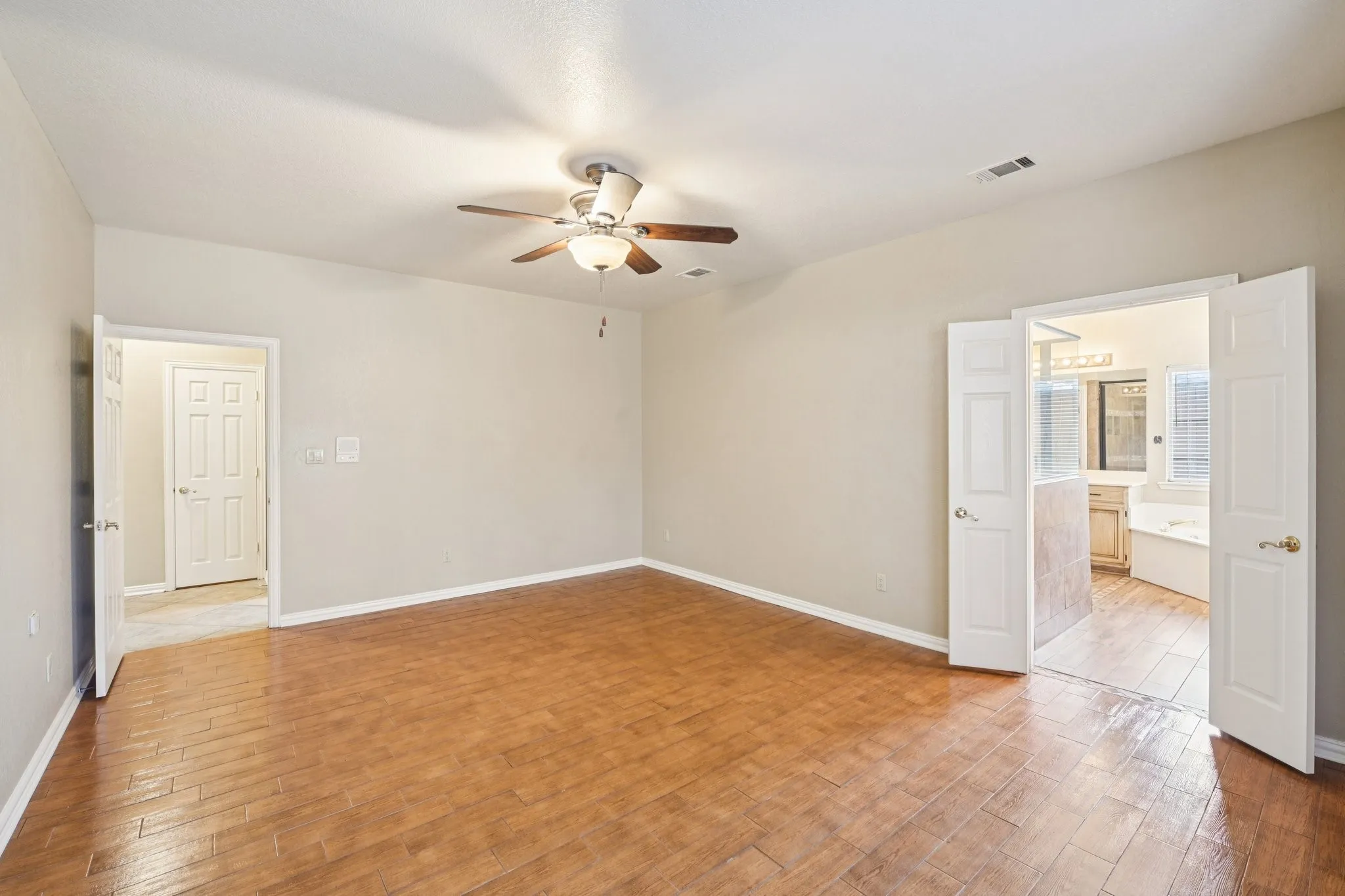 Single Family Residence For Sale in Tarrant County , 4519 Edge Creek Lane, Arlington, Texas 76017, 4 Bedrooms, 4 Bathrooms, 2 Garage spaces, 3,042 Sqft, built in 1993, Price $479,900, mls#21322920, Real Estate Agent in Arlington, Homes For Sale in Tarrant county, Homes For Sale in Arlington, Realtor in Arlington Texas, Real Estate Brokerage Independent Realty Texas, Luminita Cordes Realtor