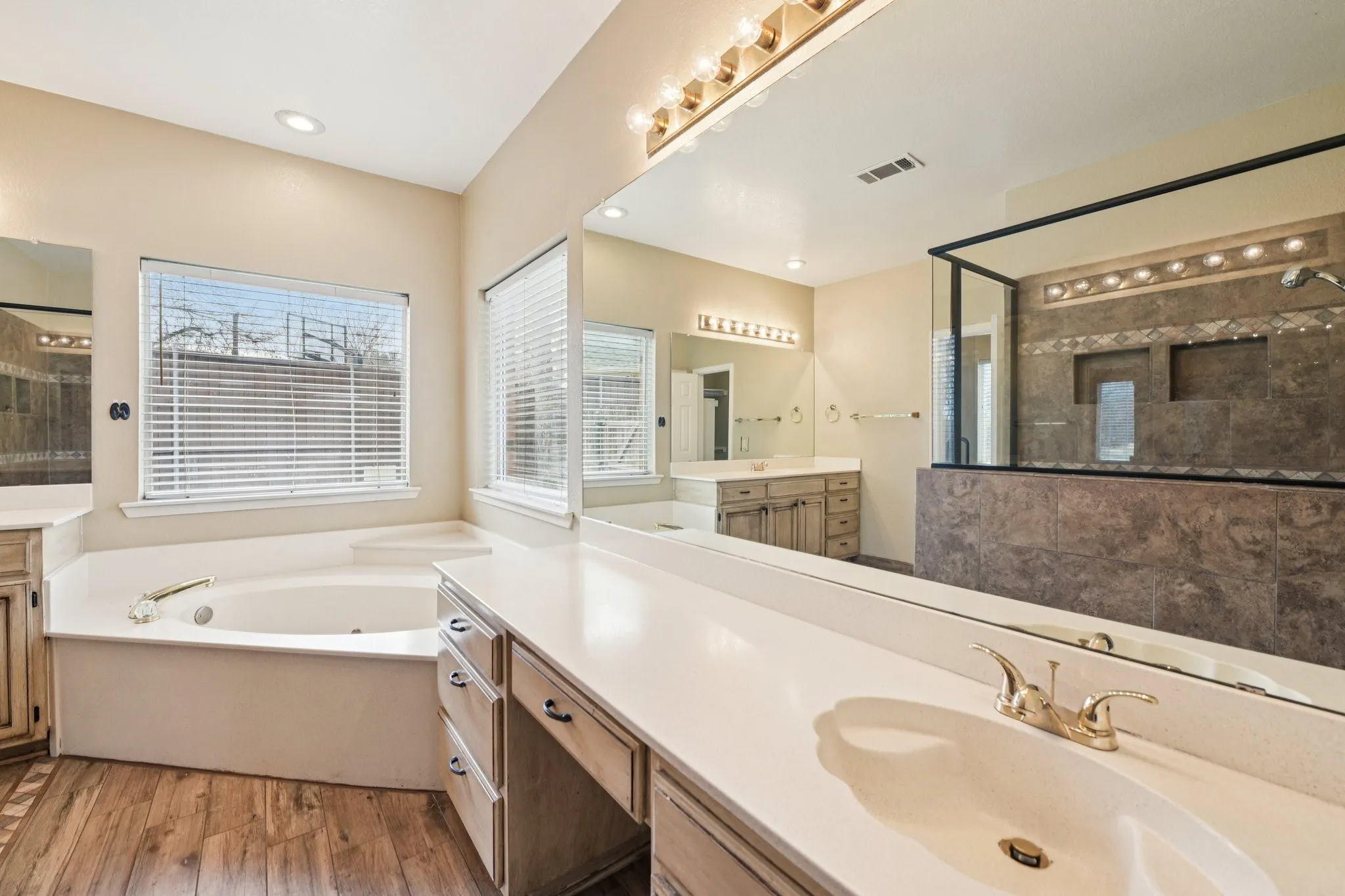 Single Family Residence For Sale in Tarrant County , 4519 Edge Creek Lane, Arlington, Texas 76017, 4 Bedrooms, 4 Bathrooms, 2 Garage spaces, 3,042 Sqft, built in 1993, Price $479,900, mls#21322920, Real Estate Agent in Arlington, Homes For Sale in Tarrant county, Homes For Sale in Arlington, Realtor in Arlington Texas, Real Estate Brokerage Independent Realty Texas, Luminita Cordes Realtor