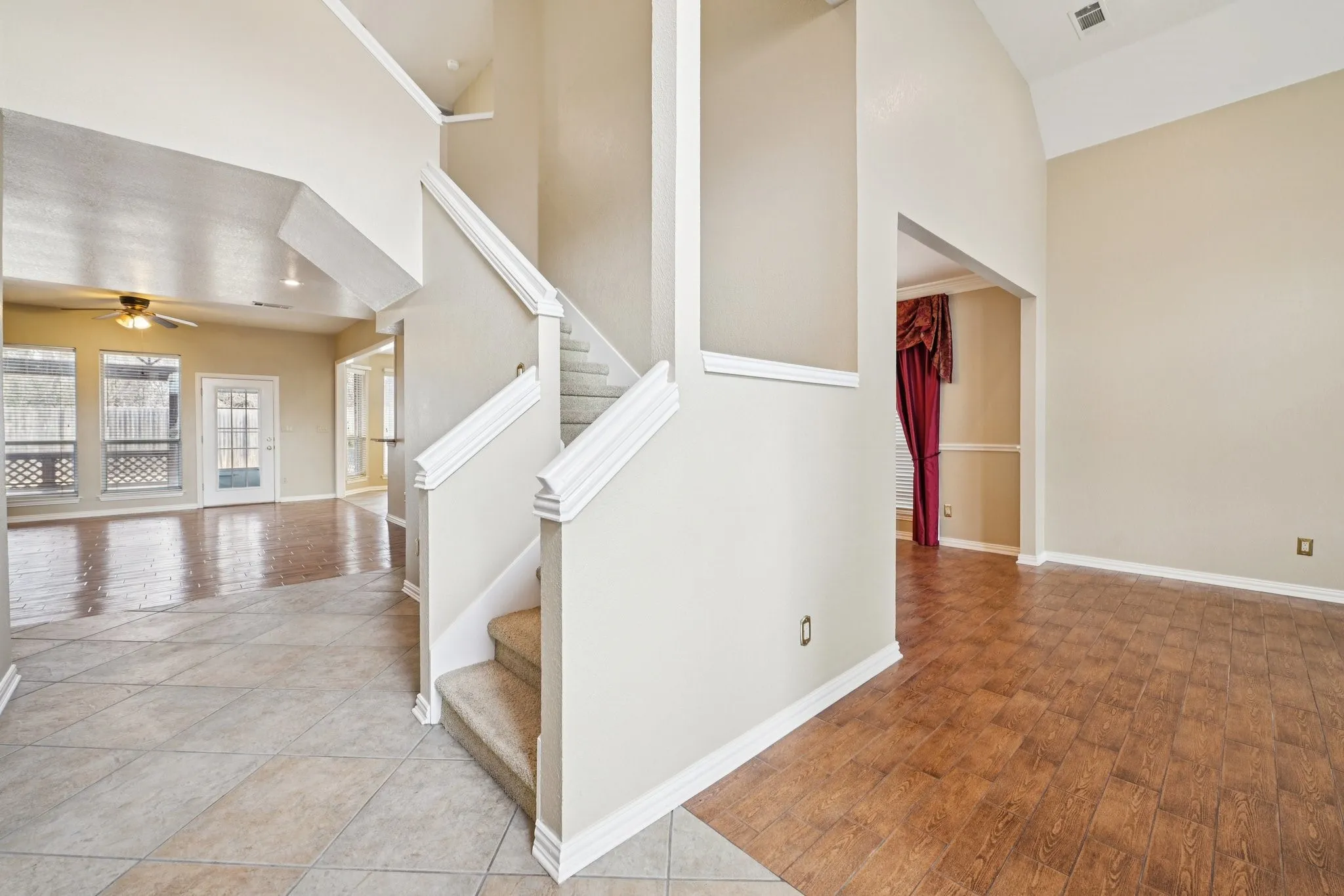 Single Family Residence For Sale in Tarrant County , 4519 Edge Creek Lane, Arlington, Texas 76017, 4 Bedrooms, 4 Bathrooms, 2 Garage spaces, 3,042 Sqft, built in 1993, Price $479,900, mls#21322920, Real Estate Agent in Arlington, Homes For Sale in Tarrant county, Homes For Sale in Arlington, Realtor in Arlington Texas, Real Estate Brokerage Independent Realty Texas, Luminita Cordes Realtor