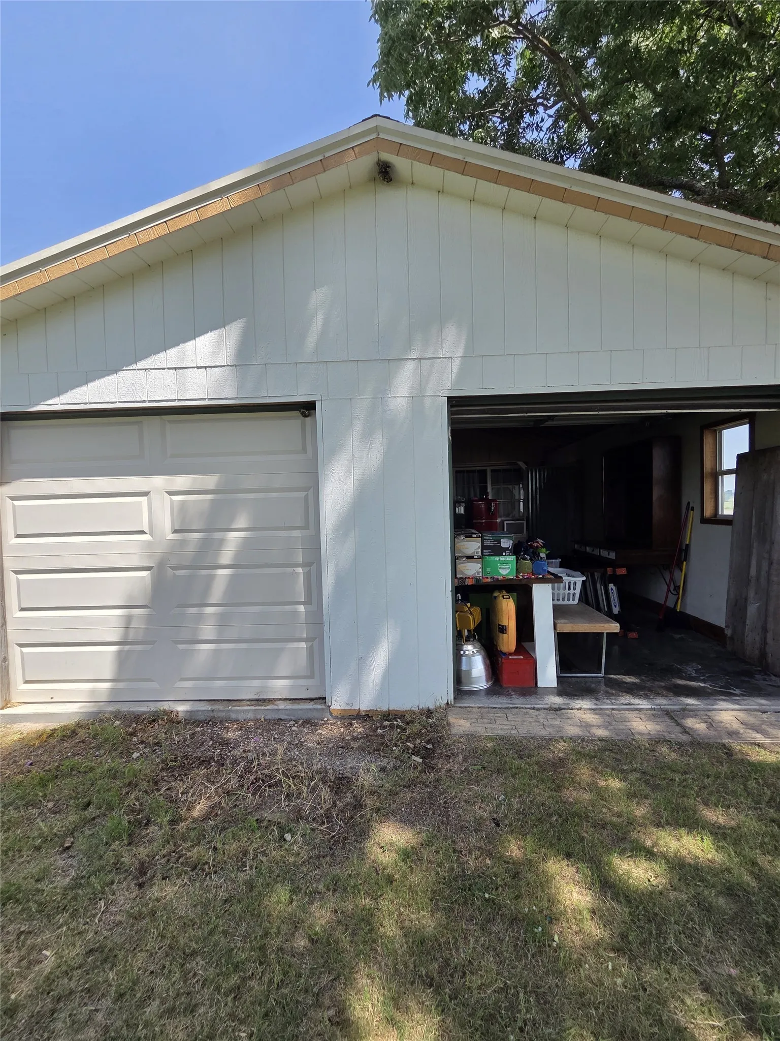 Single Family Residence For Sale in Johnson County , 2100 S Highway 171, Cleburne, Texas 76031, 3 Bedroom, 1 Bathroom, 2 Garage spaces, 1,605 Sqft, built in 1955, mls#21323403, Real Estate Agent in Cleburne, Homes For Sale in Johnson county, Homes For Sale in Cleburne, Realtor in Cleburne Texas, Real Estate Brokerage Independent Realty Texas, Luminita Cordes Realtor