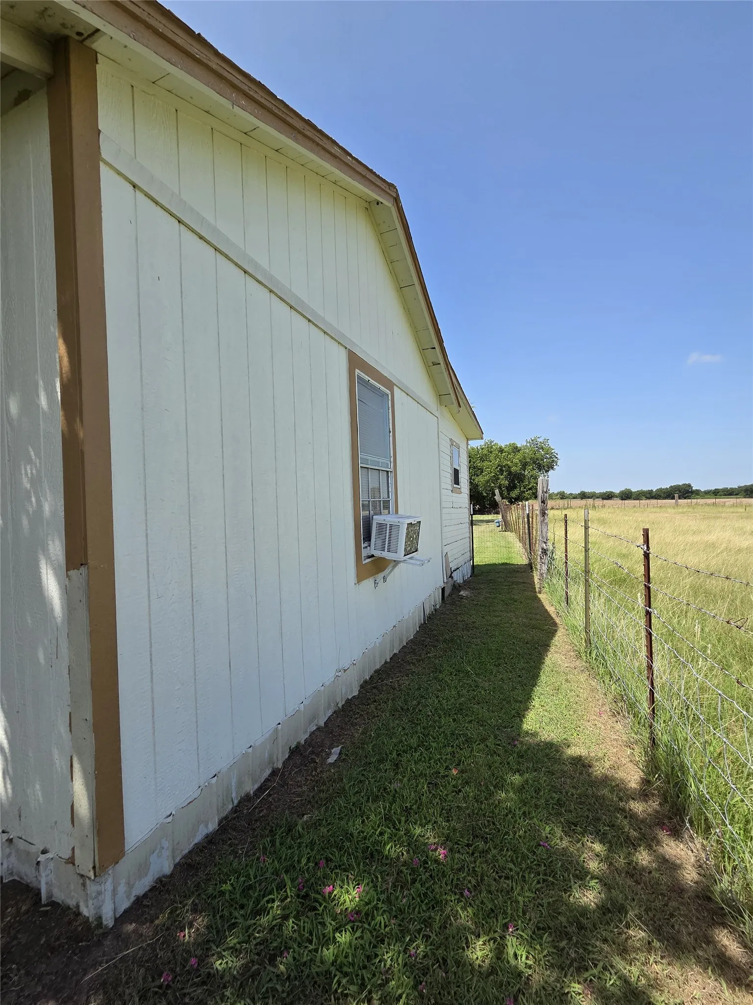 Single Family Residence For Sale in Johnson County , 2100 S Highway 171, Cleburne, Texas 76031, 3 Bedroom, 1 Bathroom, 2 Garage spaces, 1,605 Sqft, built in 1955, mls#21323403, Real Estate Agent in Cleburne, Homes For Sale in Johnson county, Homes For Sale in Cleburne, Realtor in Cleburne Texas, Real Estate Brokerage Independent Realty Texas, Luminita Cordes Realtor