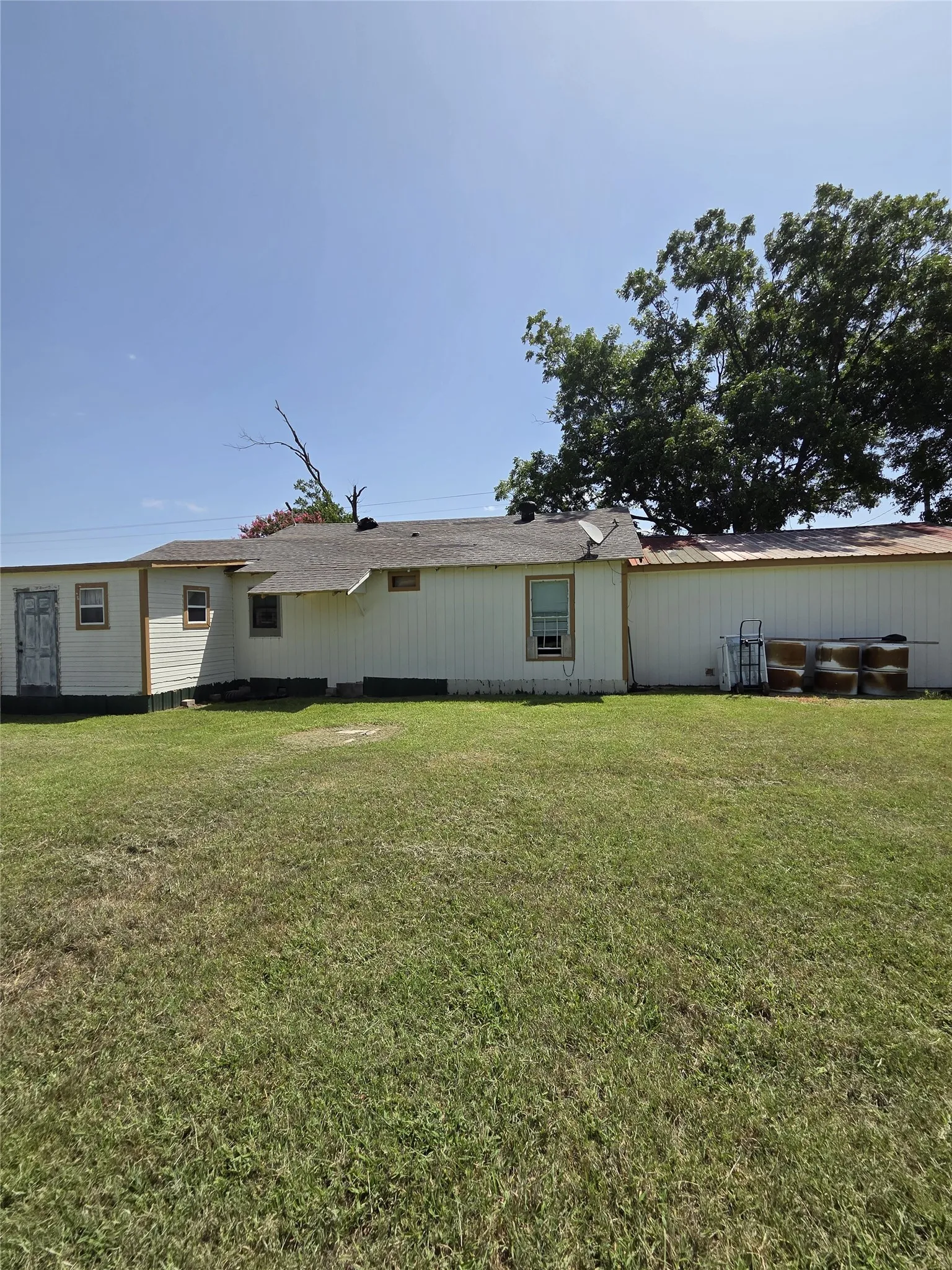Single Family Residence For Sale in Johnson County , 2100 S Highway 171, Cleburne, Texas 76031, 3 Bedroom, 1 Bathroom, 2 Garage spaces, 1,605 Sqft, built in 1955, mls#21323403, Real Estate Agent in Cleburne, Homes For Sale in Johnson county, Homes For Sale in Cleburne, Realtor in Cleburne Texas, Real Estate Brokerage Independent Realty Texas, Luminita Cordes Realtor