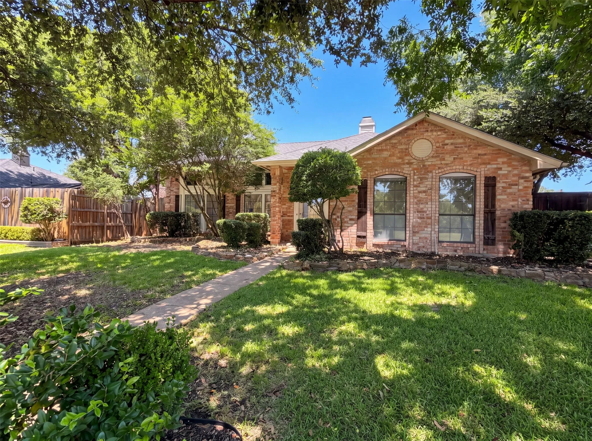 Single Family Residence For Sale in Collin County , 1613 Mullins Drive, Plano, Texas 75025, 3 Bedroom, 2 Bathroom, Garage spaces, 2,012 Sqft, built in 1985, mls#21323404, Real Estate Agent in Plano, Homes For Sale in Collin county, Homes For Sale in Plano, Realtor in Plano Texas, Real Estate Brokerage Independent Realty Texas, Luminita Cordes Realtor