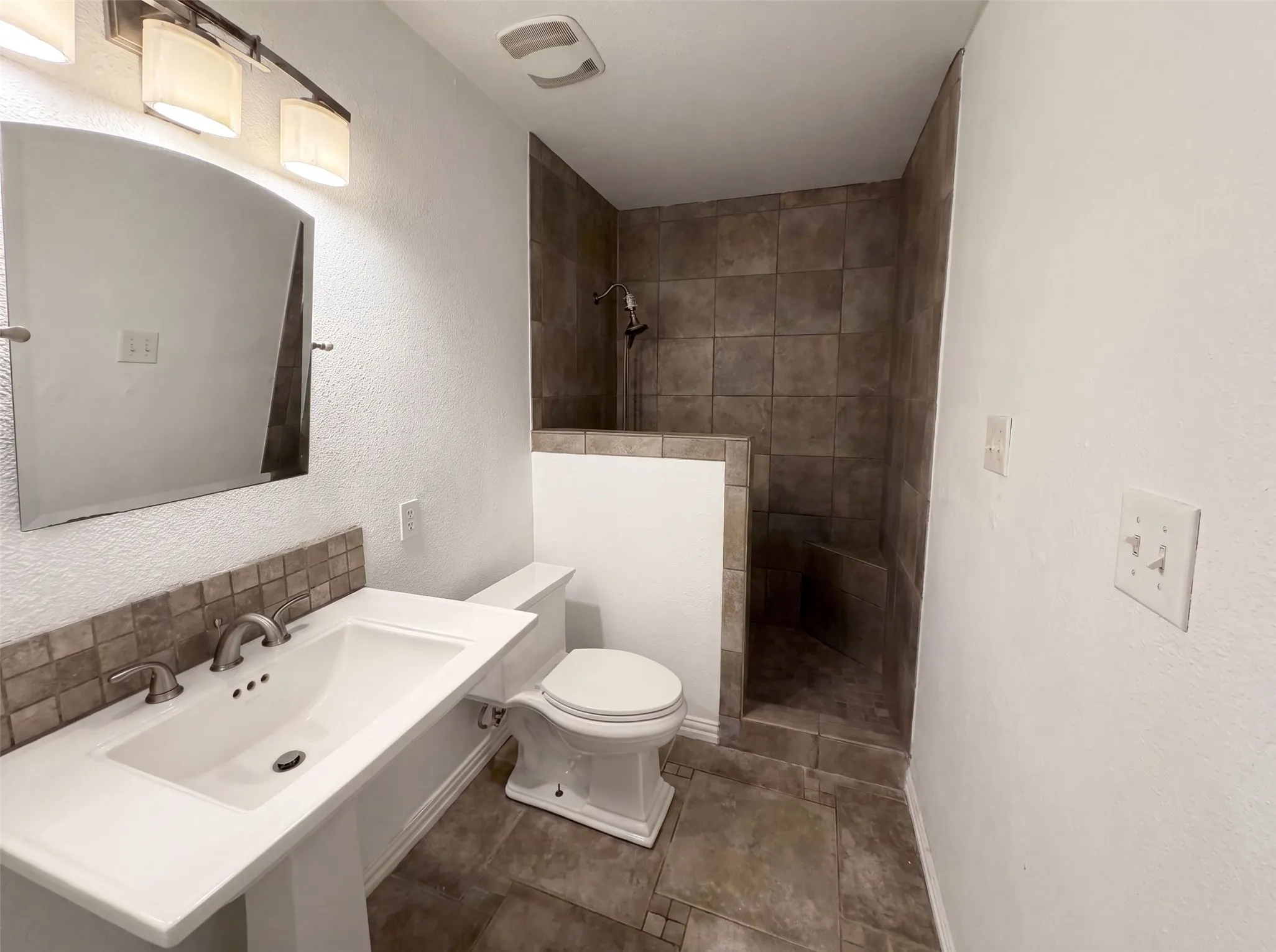 Single Family Residence For Sale in Collin County , 1613 Mullins Drive, Plano, Texas 75025, 3 Bedroom, 2 Bathroom, Garage spaces, 2,012 Sqft, built in 1985, mls#21323404, Real Estate Agent in Plano, Homes For Sale in Collin county, Homes For Sale in Plano, Realtor in Plano Texas, Real Estate Brokerage Independent Realty Texas, Luminita Cordes Realtor