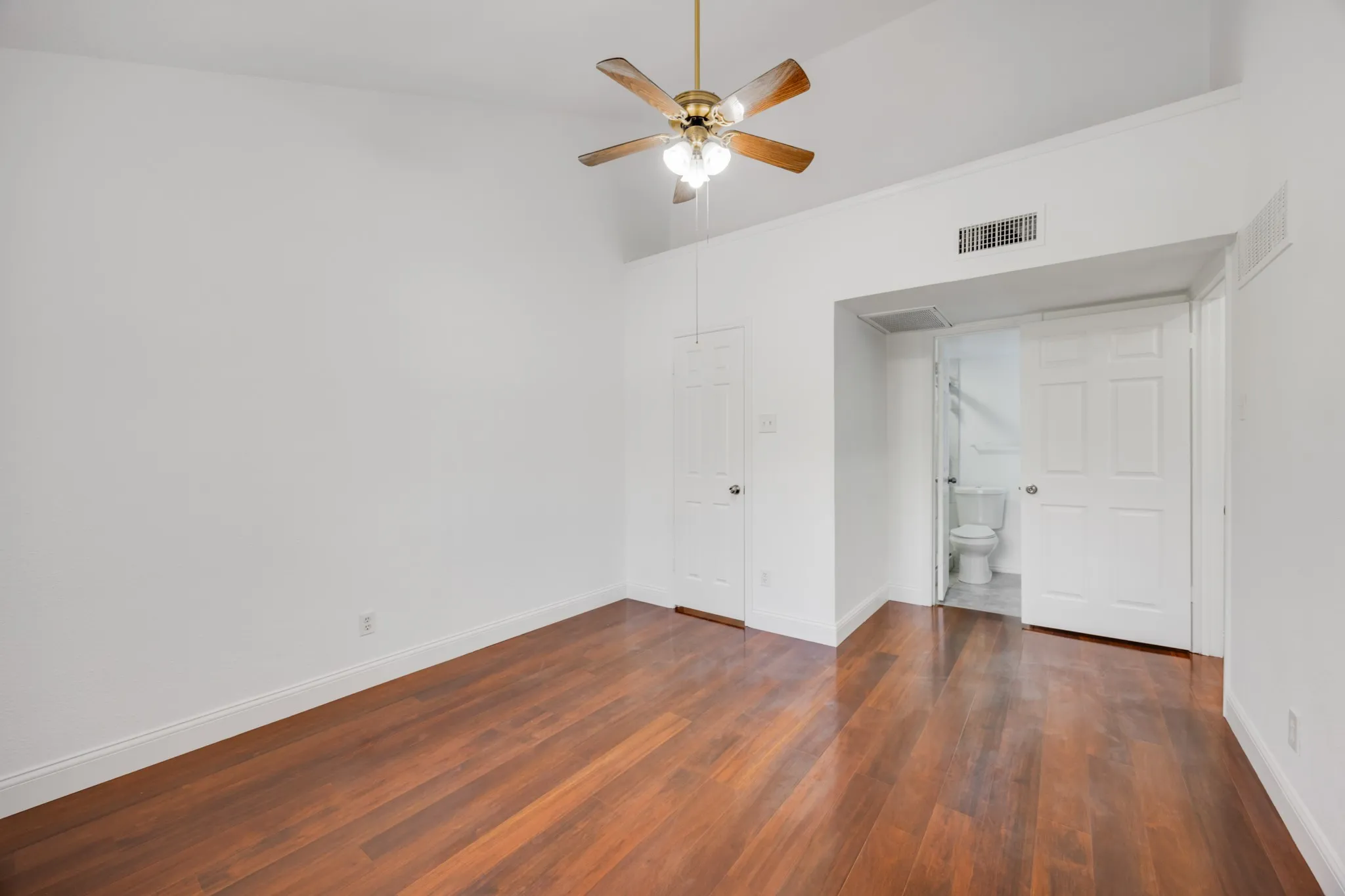 Condominium For Sale in Collin County , 4050 Frankford Road 802, Dallas, Texas 75287, 2 Bedroom, 3 Bathroom, 2 Garage spaces, 1,425 Sqft, built in 1982, mls#21317841, Real Estate Agent in Dallas, Homes For Sale in Collin county, Homes For Sale in Dallas, Realtor in Dallas Texas, Real Estate Brokerage Independent Realty Texas, Luminita Cordes Realtor
