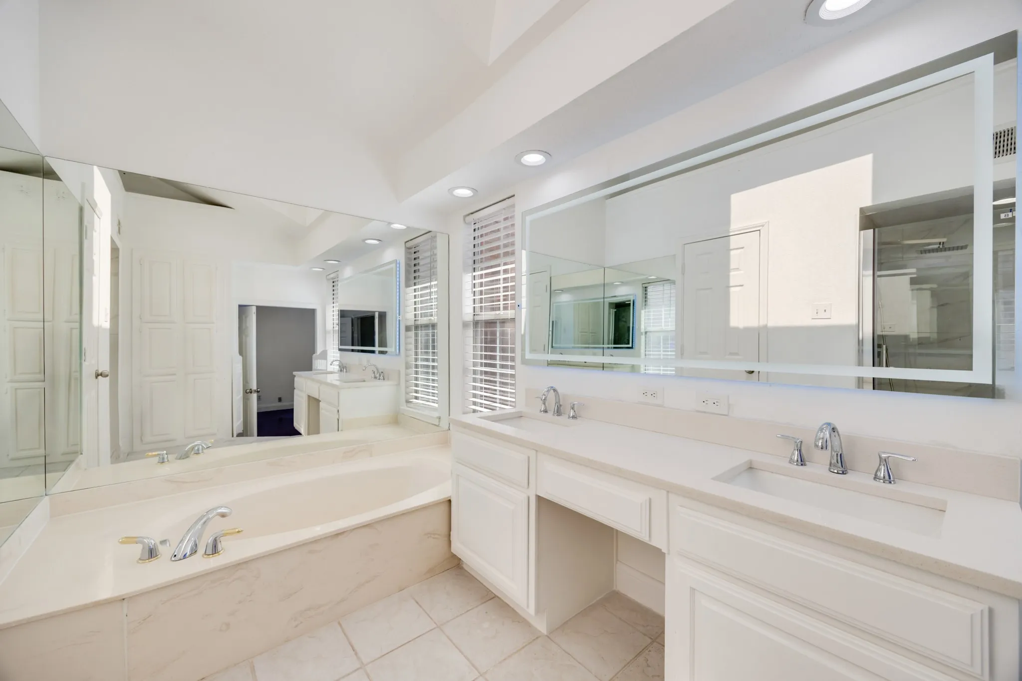 Condominium For Sale in Collin County , 4050 Frankford Road 802, Dallas, Texas 75287, 2 Bedroom, 3 Bathroom, 2 Garage spaces, 1,425 Sqft, built in 1982, mls#21317841, Real Estate Agent in Dallas, Homes For Sale in Collin county, Homes For Sale in Dallas, Realtor in Dallas Texas, Real Estate Brokerage Independent Realty Texas, Luminita Cordes Realtor