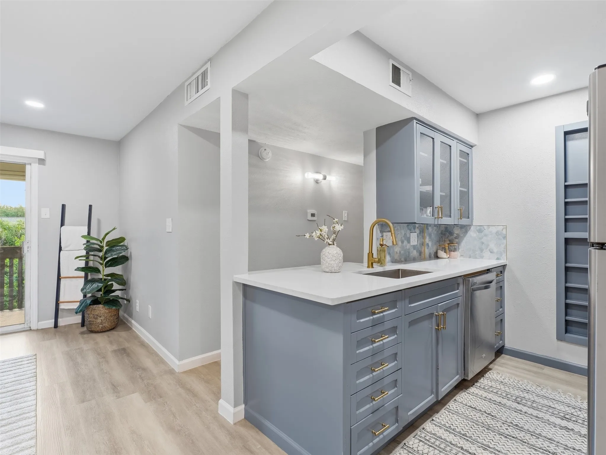 Condominium For Sale in Dallas County , 4851 Cedar Springs Road 392, Dallas, Texas 75219, 2 Bedroom, 1 Bathroom, 2 Garage spaces, 841 Sqft, built in 1970, mls#21323411, Real Estate Agent in Dallas, Homes For Sale in Dallas county, Homes For Sale in Dallas, Realtor in Dallas Texas, Real Estate Brokerage Independent Realty Texas, Luminita Cordes Realtor