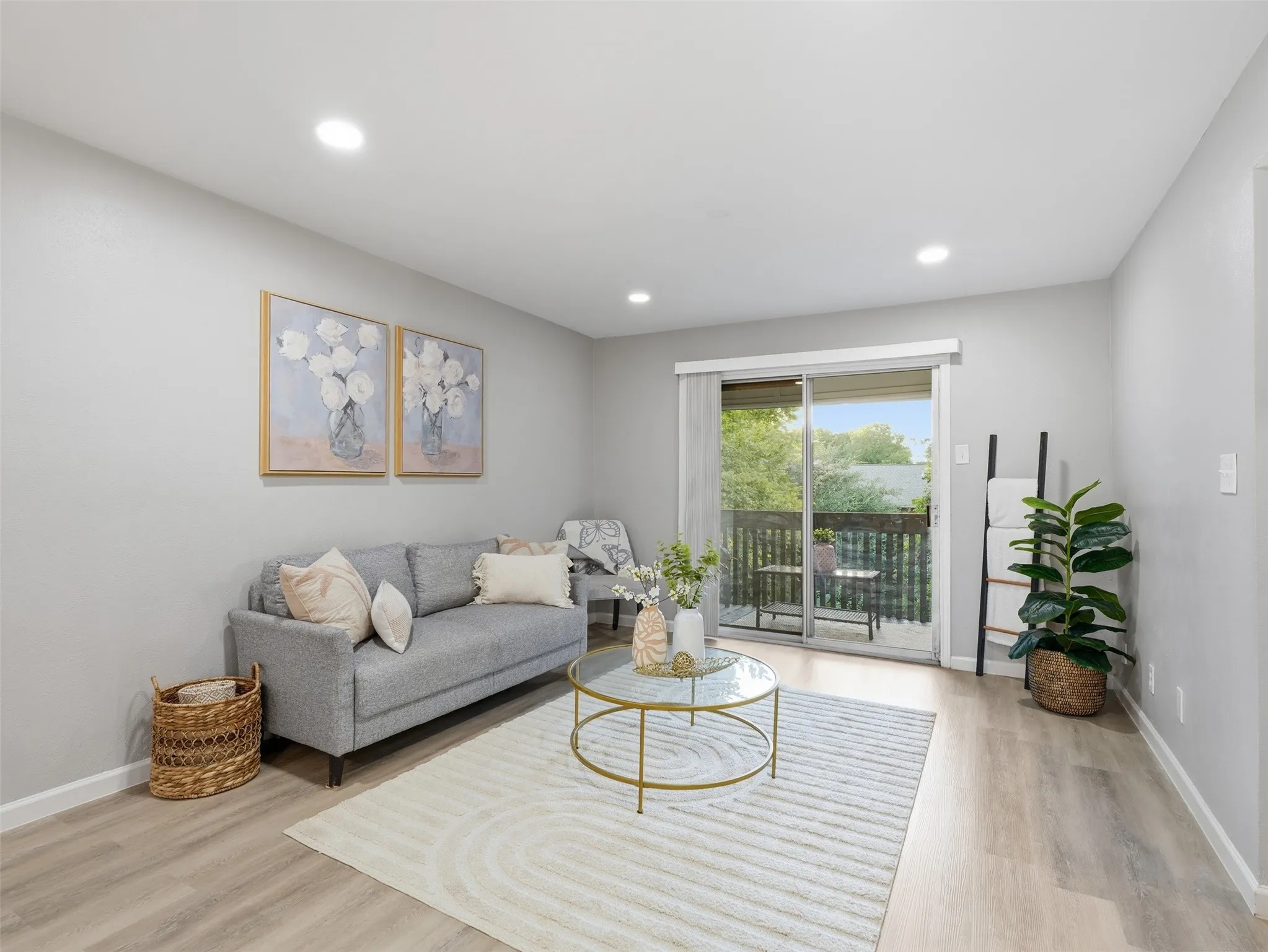 Condominium For Sale in Dallas County , 4851 Cedar Springs Road 392, Dallas, Texas 75219, 2 Bedroom, 1 Bathroom, 2 Garage spaces, 841 Sqft, built in 1970, mls#21323411, Real Estate Agent in Dallas, Homes For Sale in Dallas county, Homes For Sale in Dallas, Realtor in Dallas Texas, Real Estate Brokerage Independent Realty Texas, Luminita Cordes Realtor