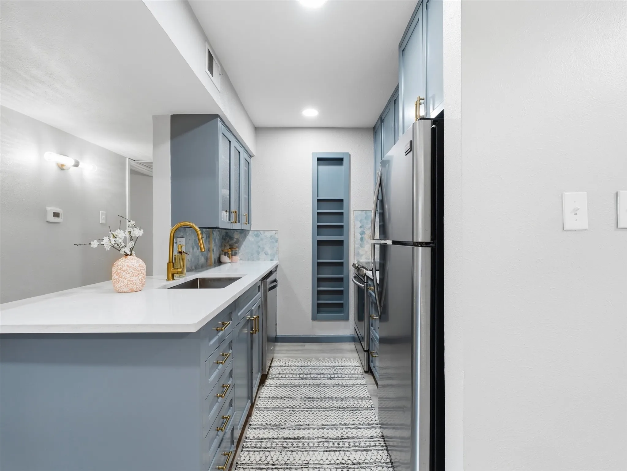 Condominium For Sale in Dallas County , 4851 Cedar Springs Road 392, Dallas, Texas 75219, 2 Bedroom, 1 Bathroom, 2 Garage spaces, 841 Sqft, built in 1970, mls#21323411, Real Estate Agent in Dallas, Homes For Sale in Dallas county, Homes For Sale in Dallas, Realtor in Dallas Texas, Real Estate Brokerage Independent Realty Texas, Luminita Cordes Realtor